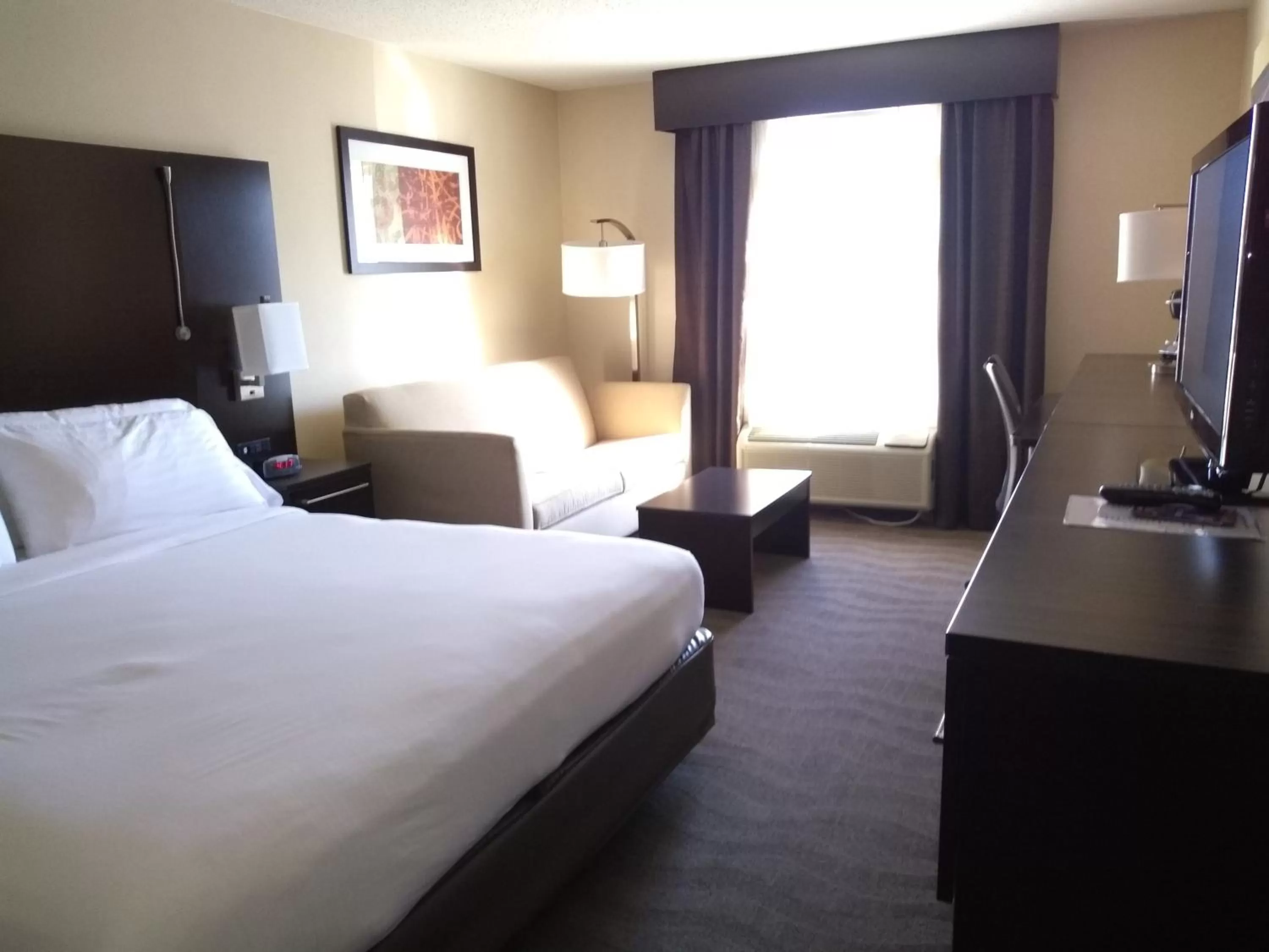 Photo of the whole room, Bed in Holiday Inn Express Hotel & Suites Waterford by IHG