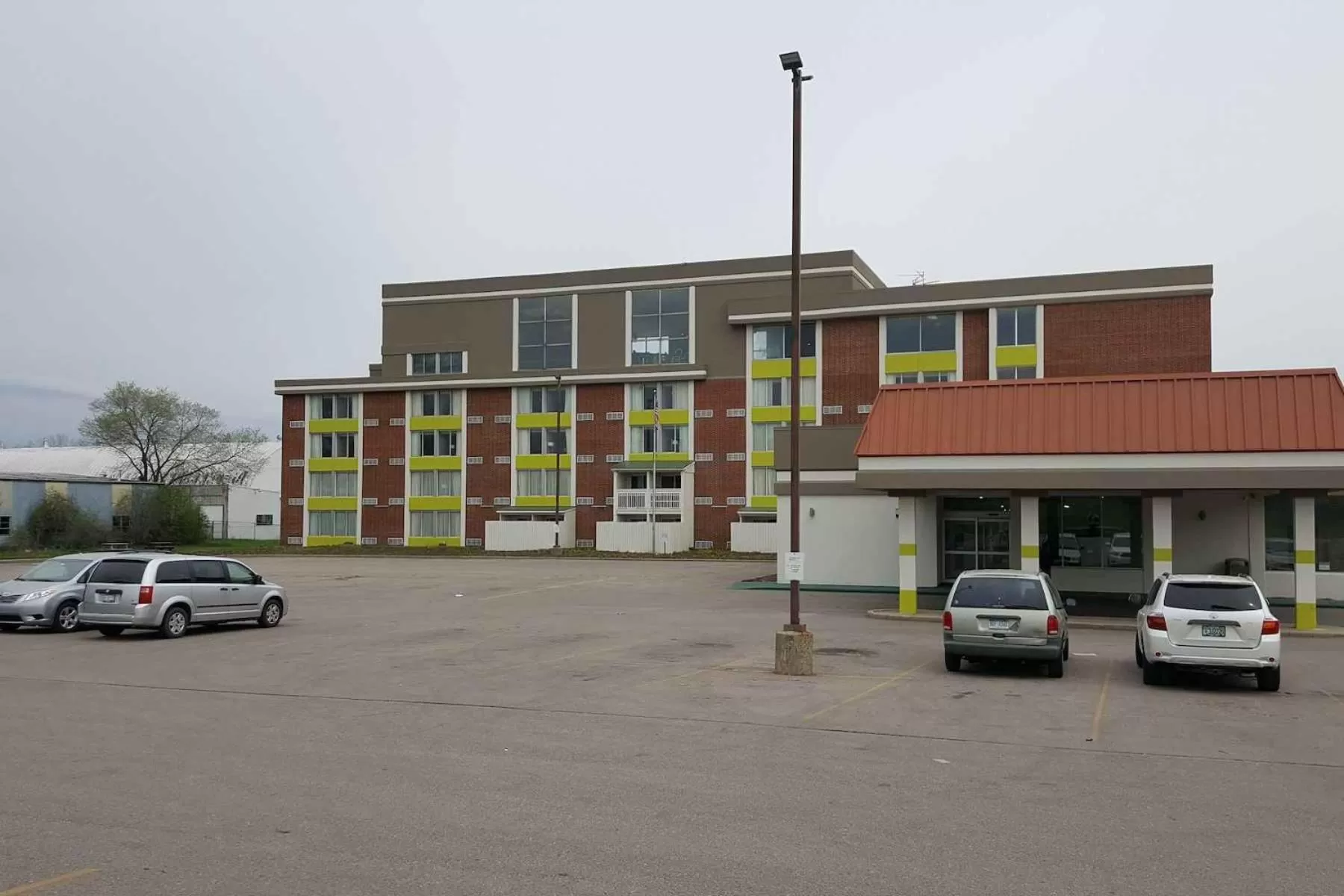 Facade/entrance in Days Inn & Suites by Wyndham Grand Rapids Near Downtown
