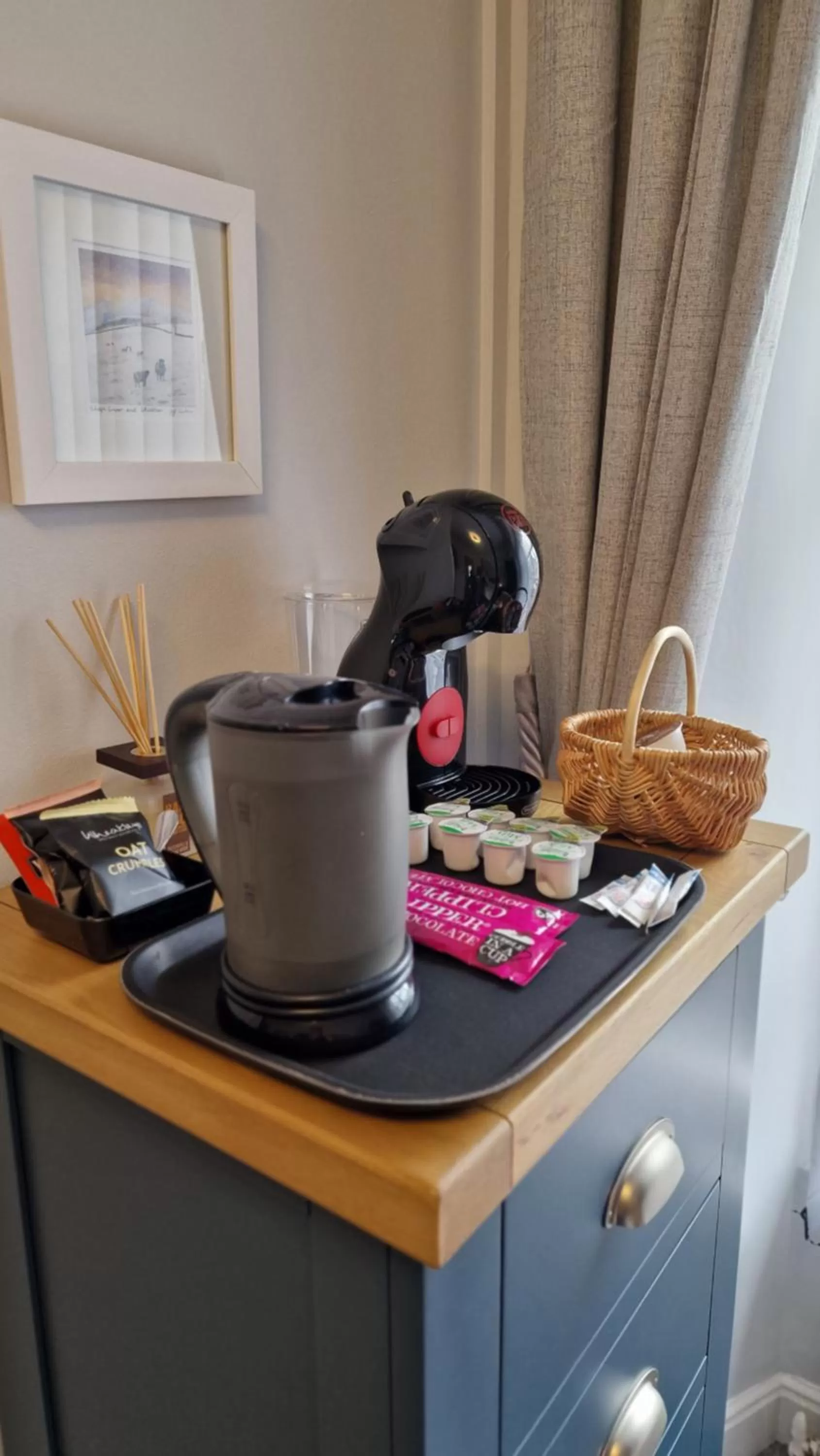 Coffee/tea facilities in Bonny Brae House by Woodland Park
