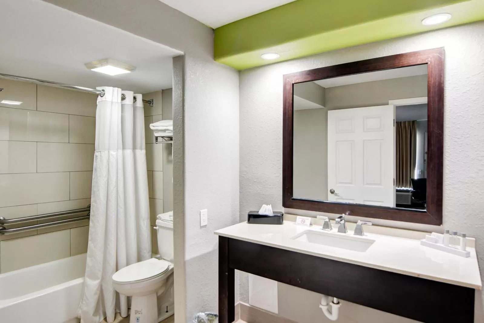 Bathroom in Seabreeze Inn - Fort Walton