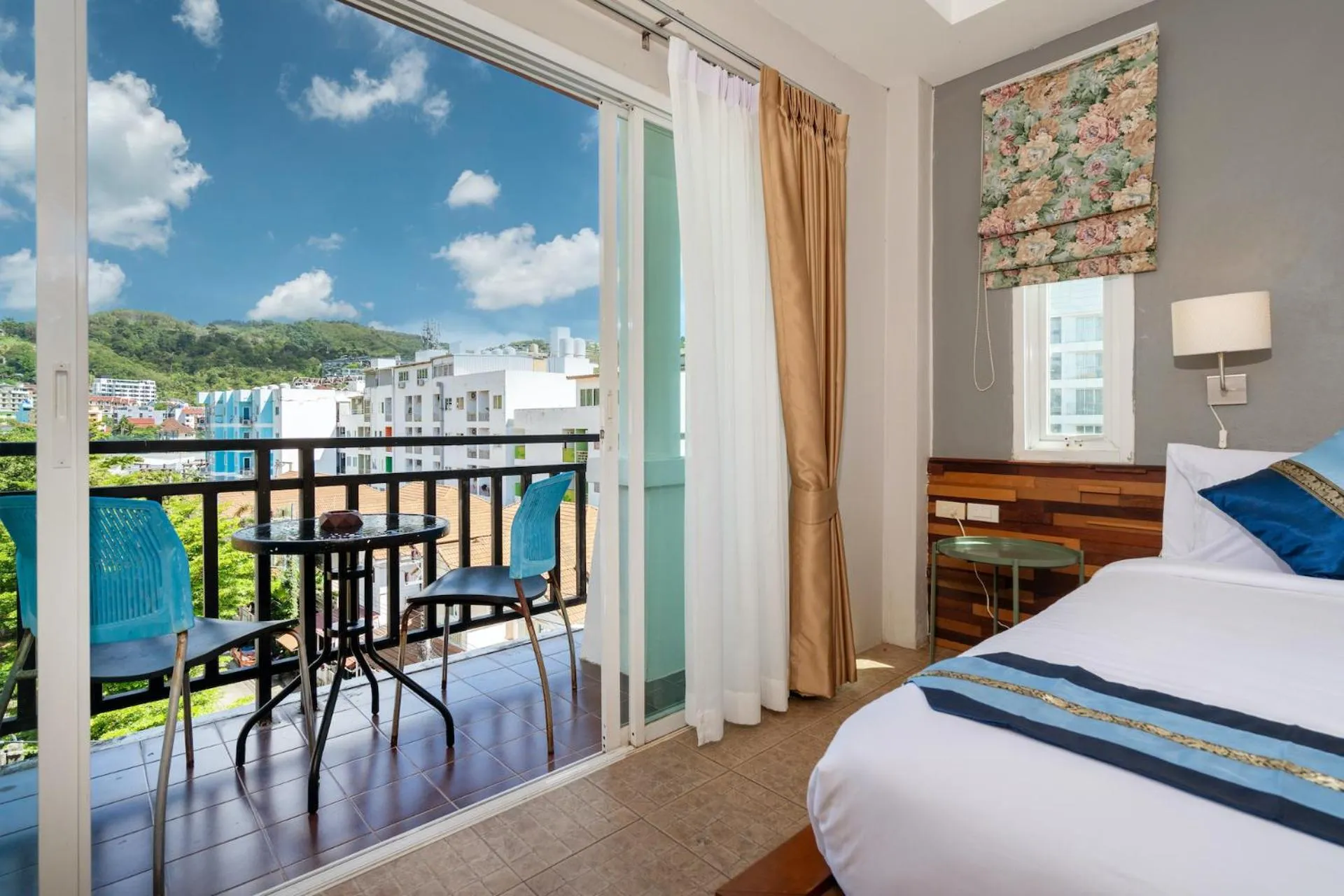 Bed in SawasdeeCiao Patong Guesthouse