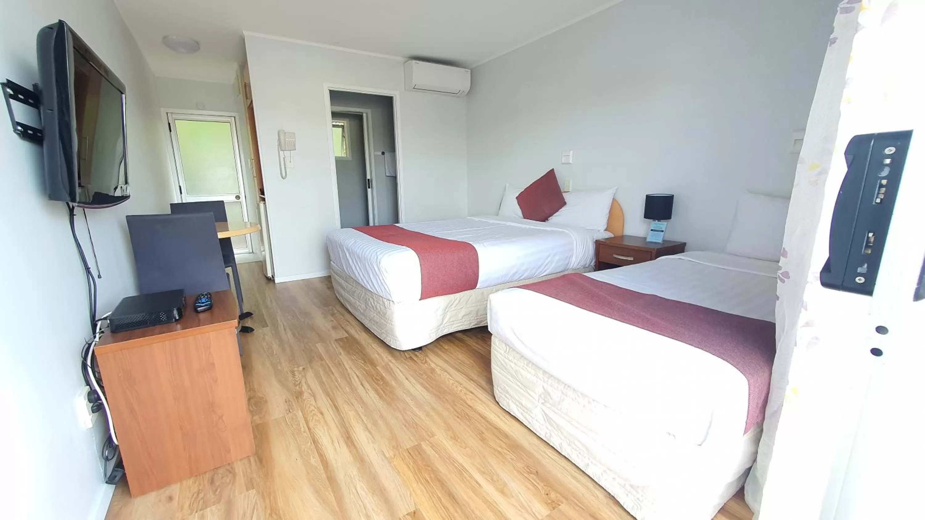 Photo of the whole room, Bed in Ocean Inn Motel