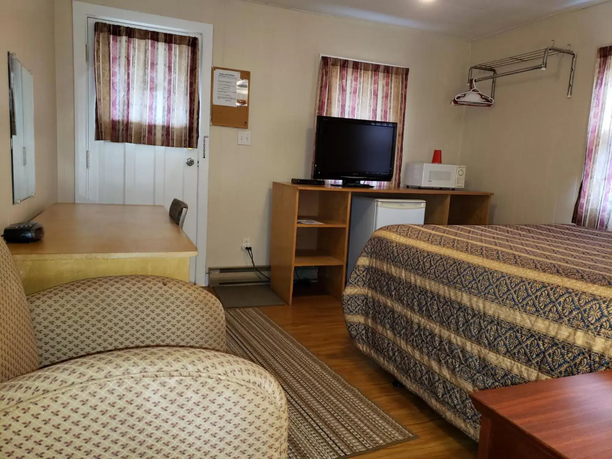 Queen Bed Room in Regent Motel Queen Bed Room in Regent Motel