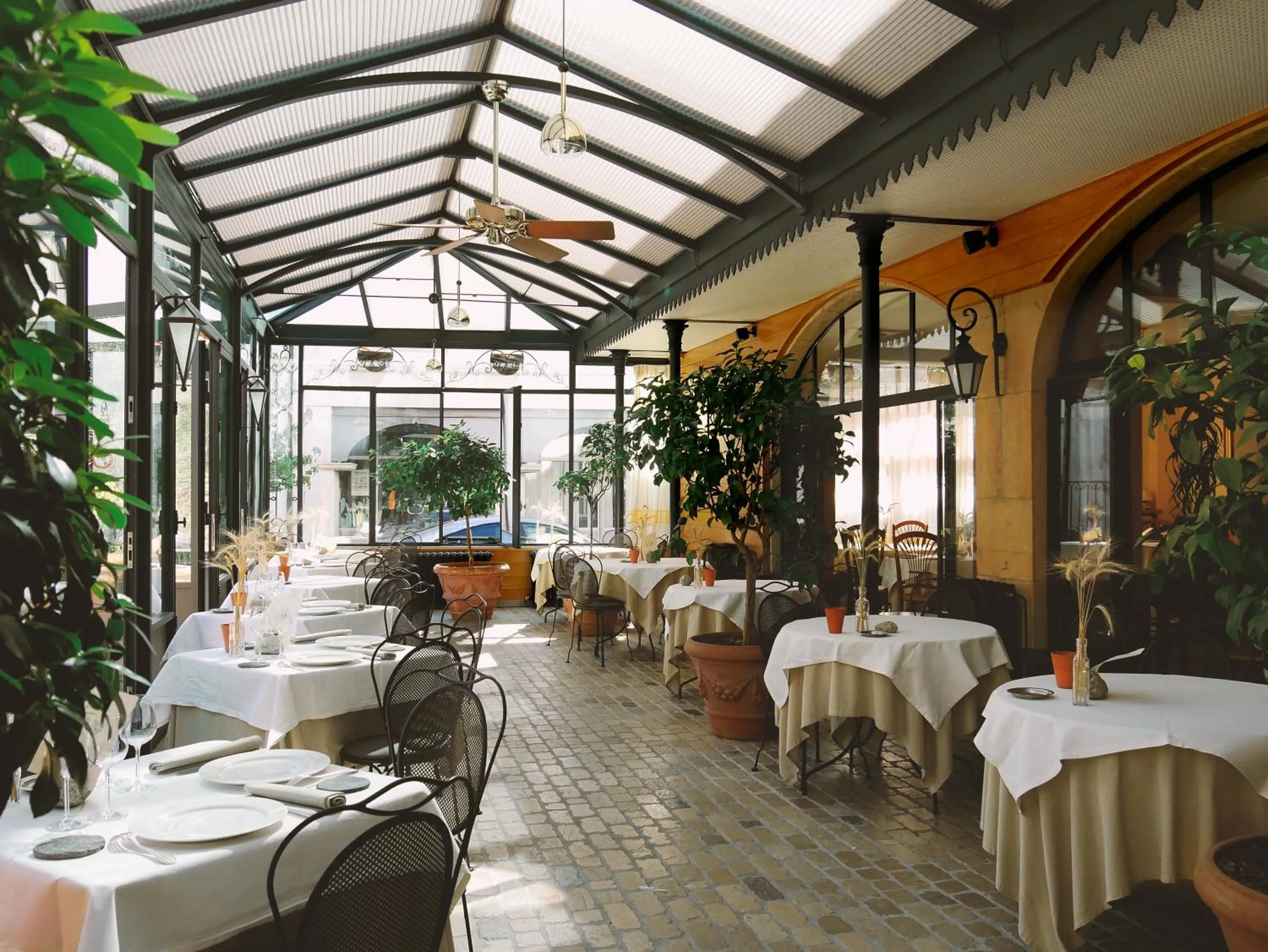 Restaurant/places to eat in Hotel De France