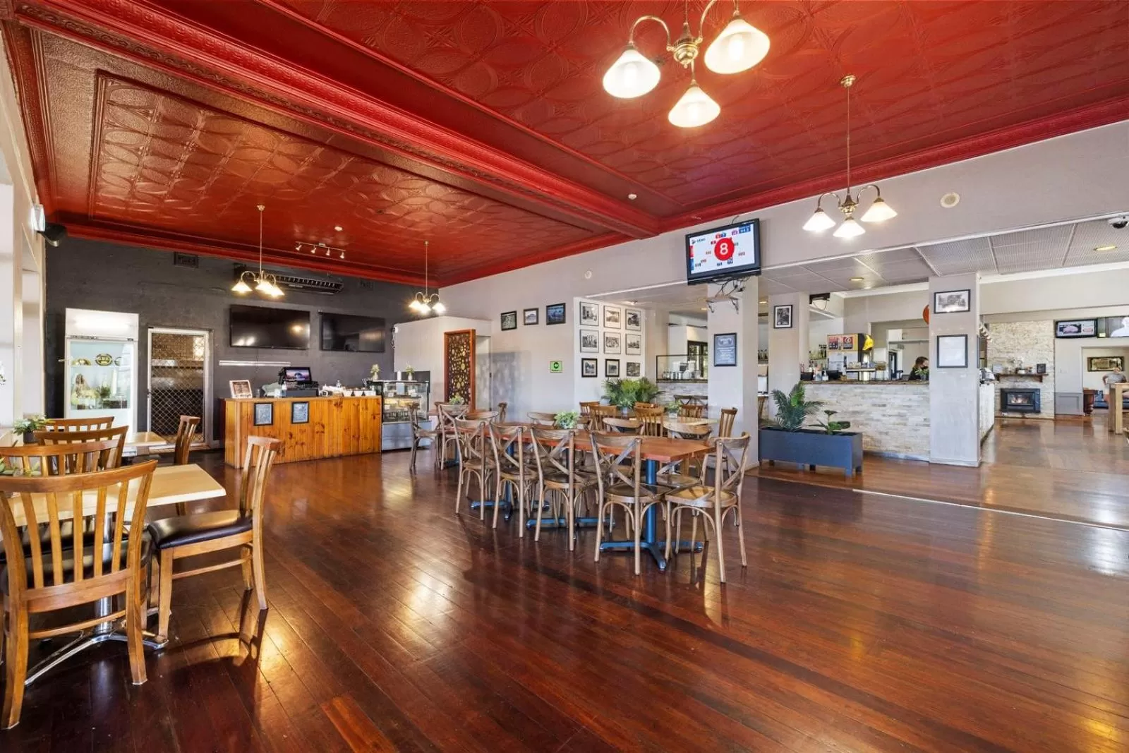 Restaurant/places to eat in Crown Hotel Motel