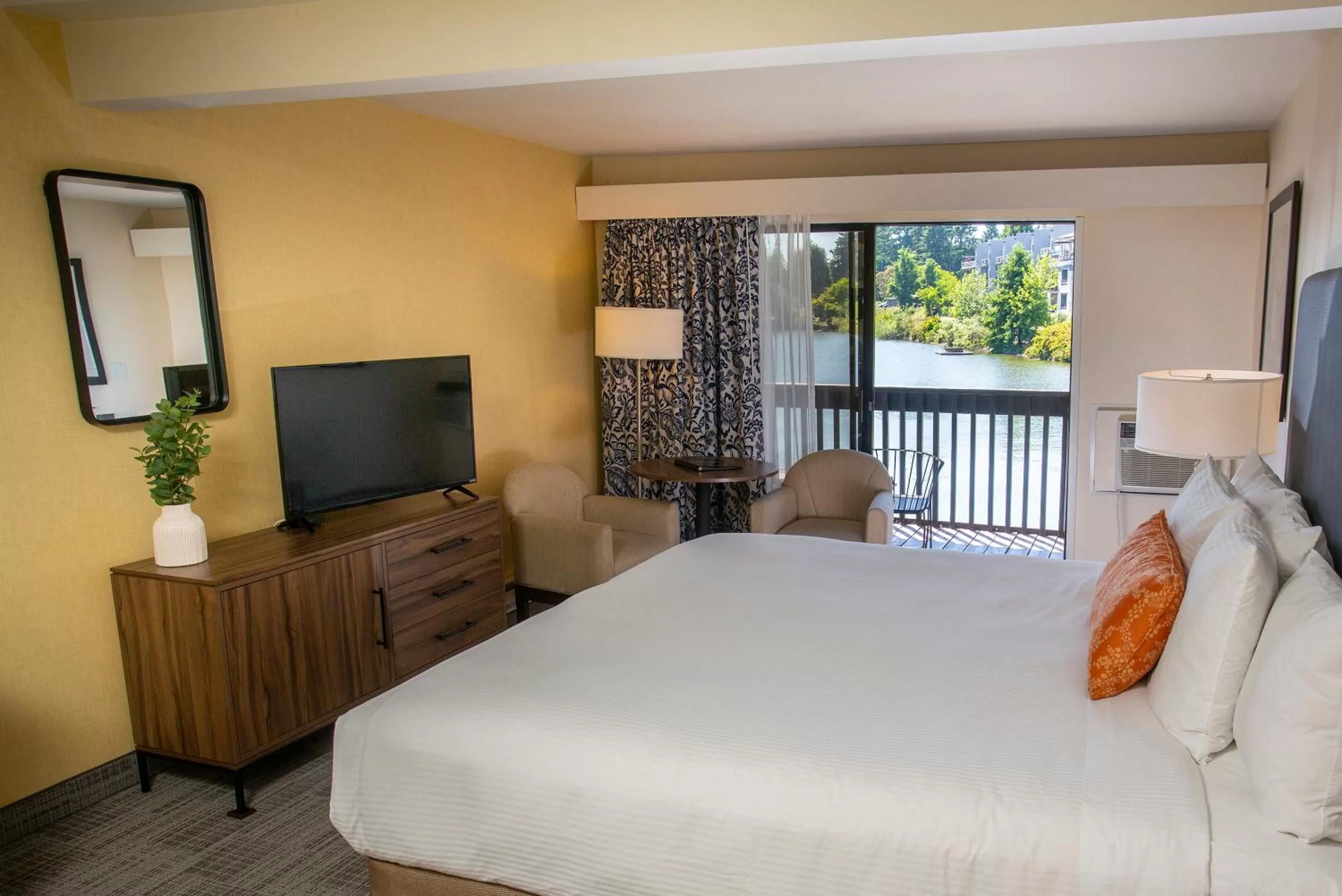 Queen Room with Lake View in Lakeshore Inn