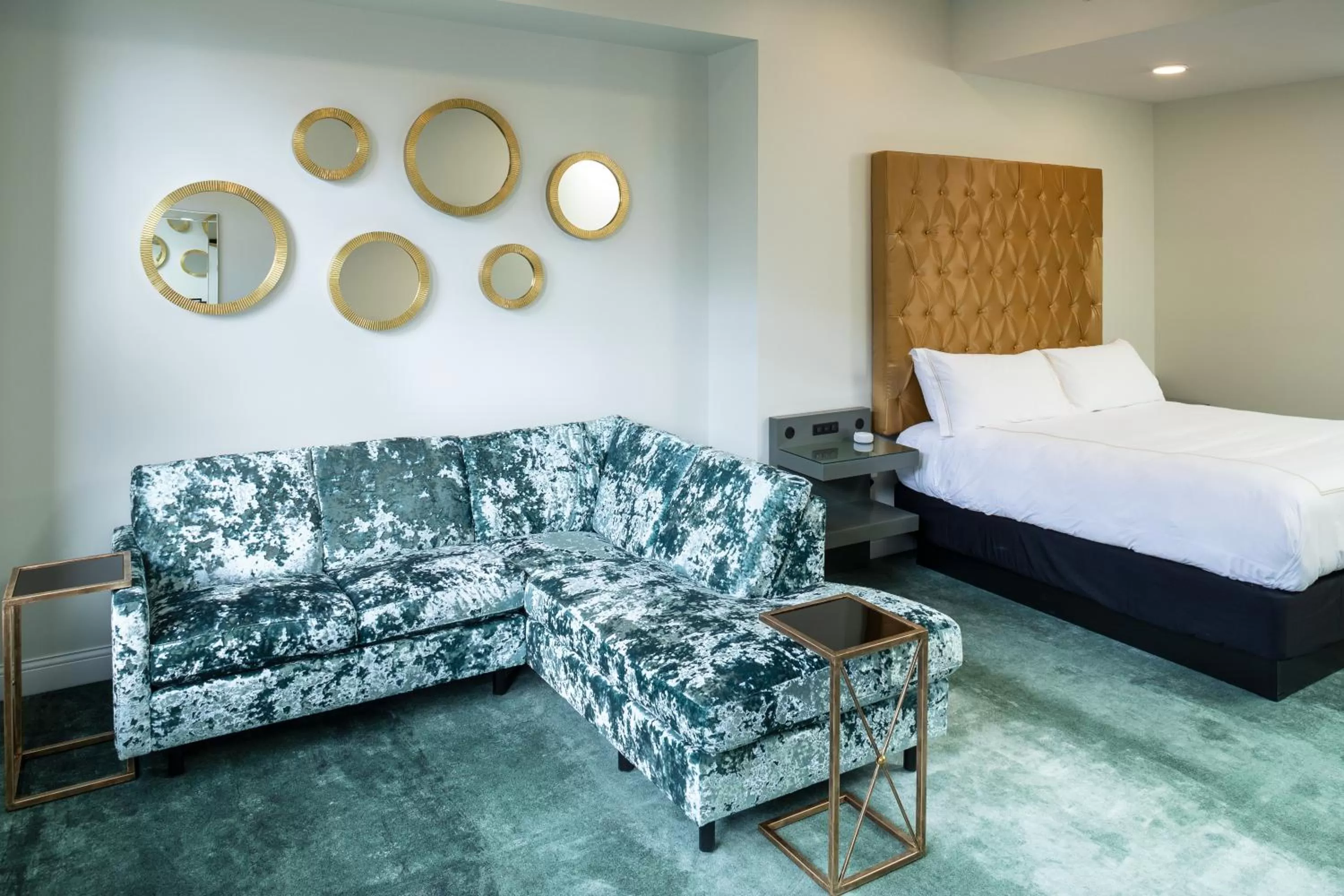 Living room, Bed in Hotel On Phillips