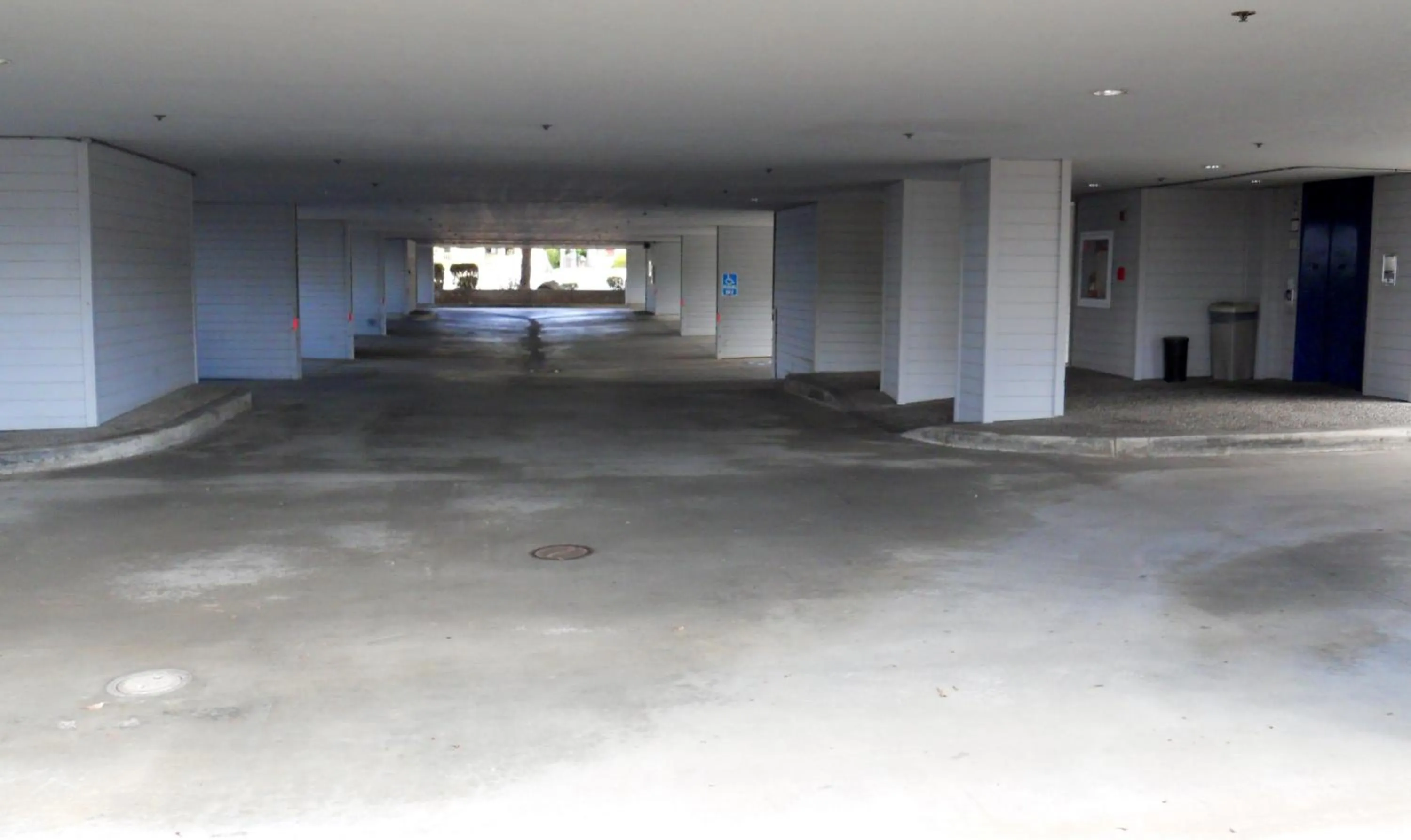 Facade/entrance in Blue Sail Inn