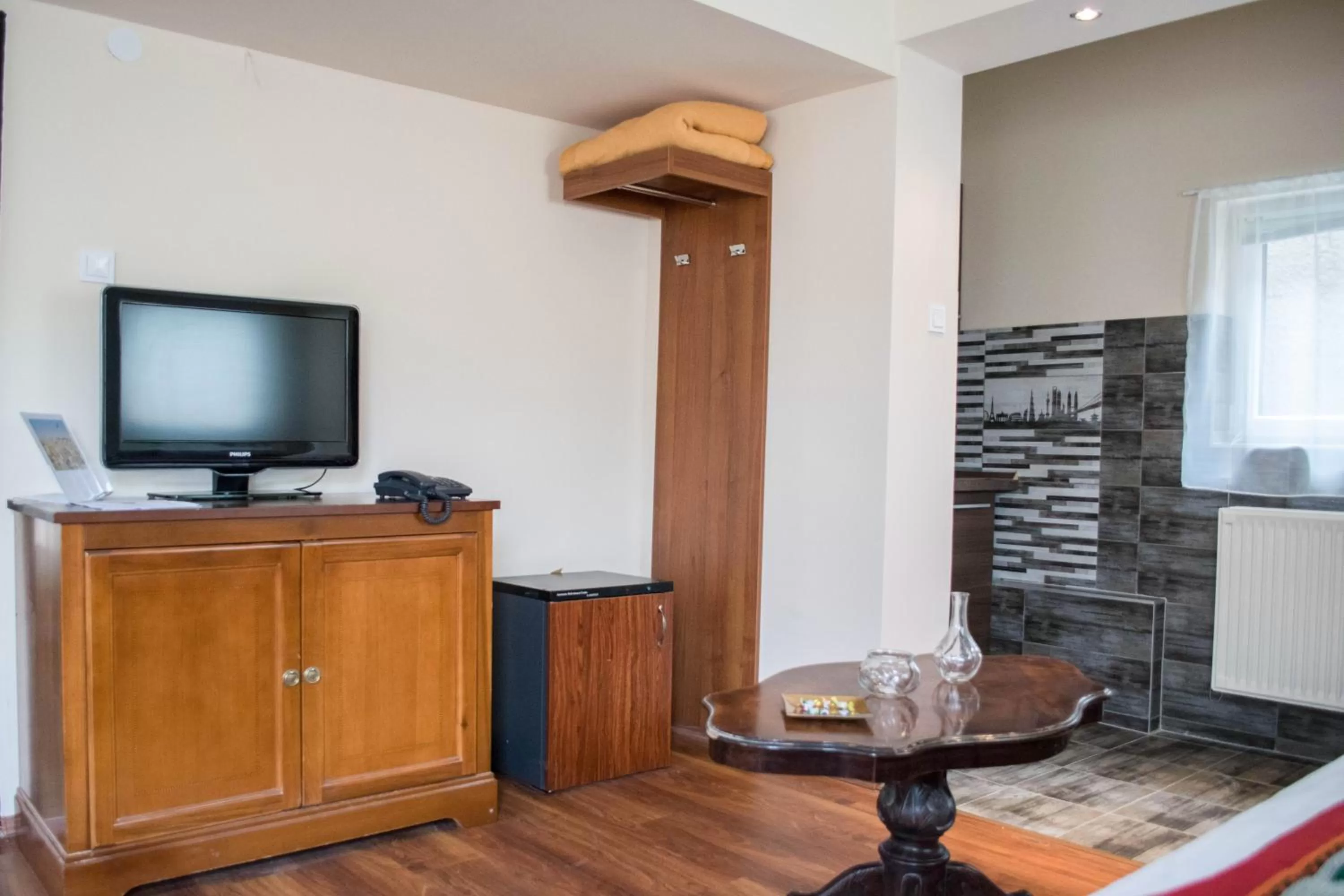 Living room, TV/Entertainment Center in Petra Hotel