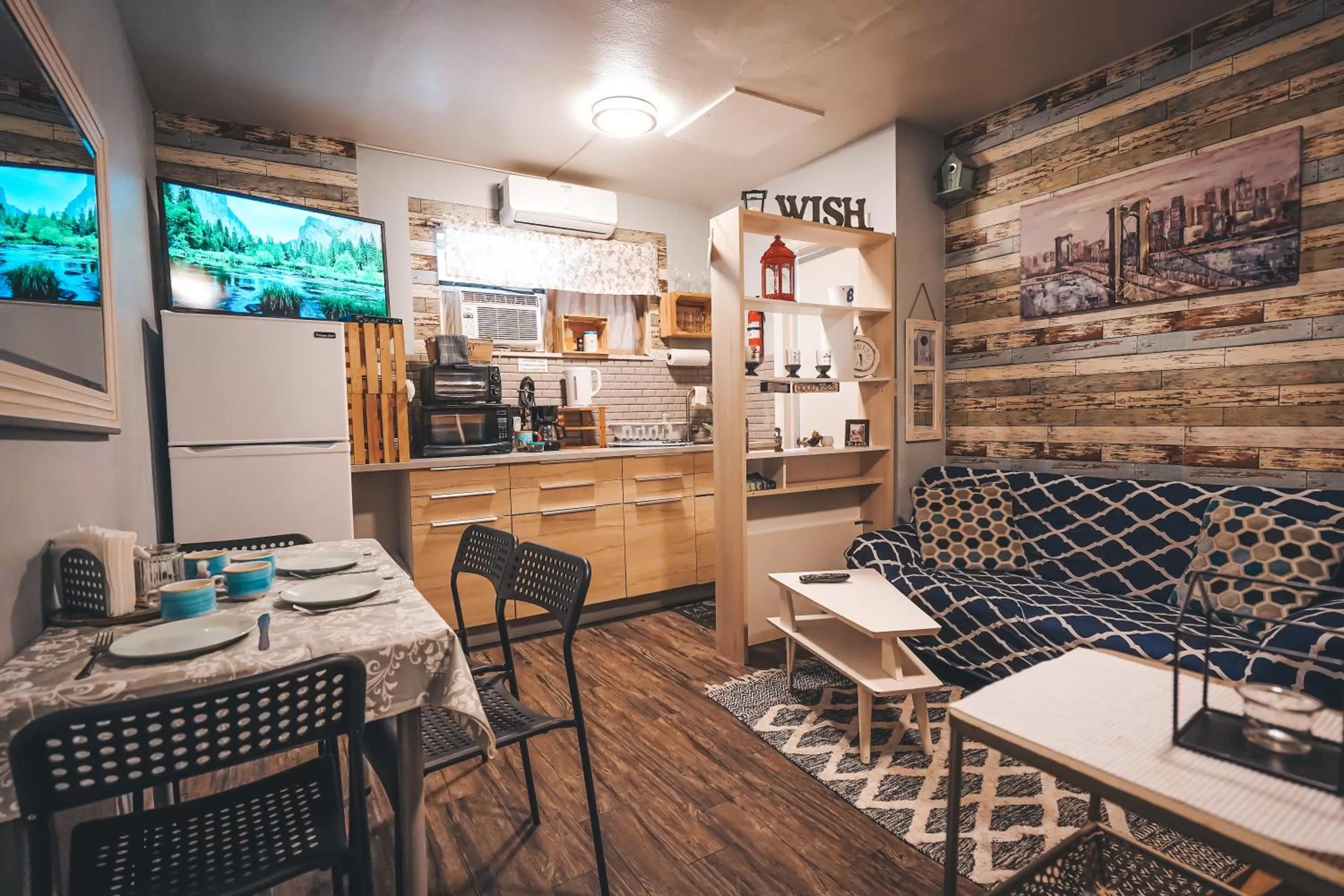 Photo of the whole room in Hollywood Light Haven Lodge