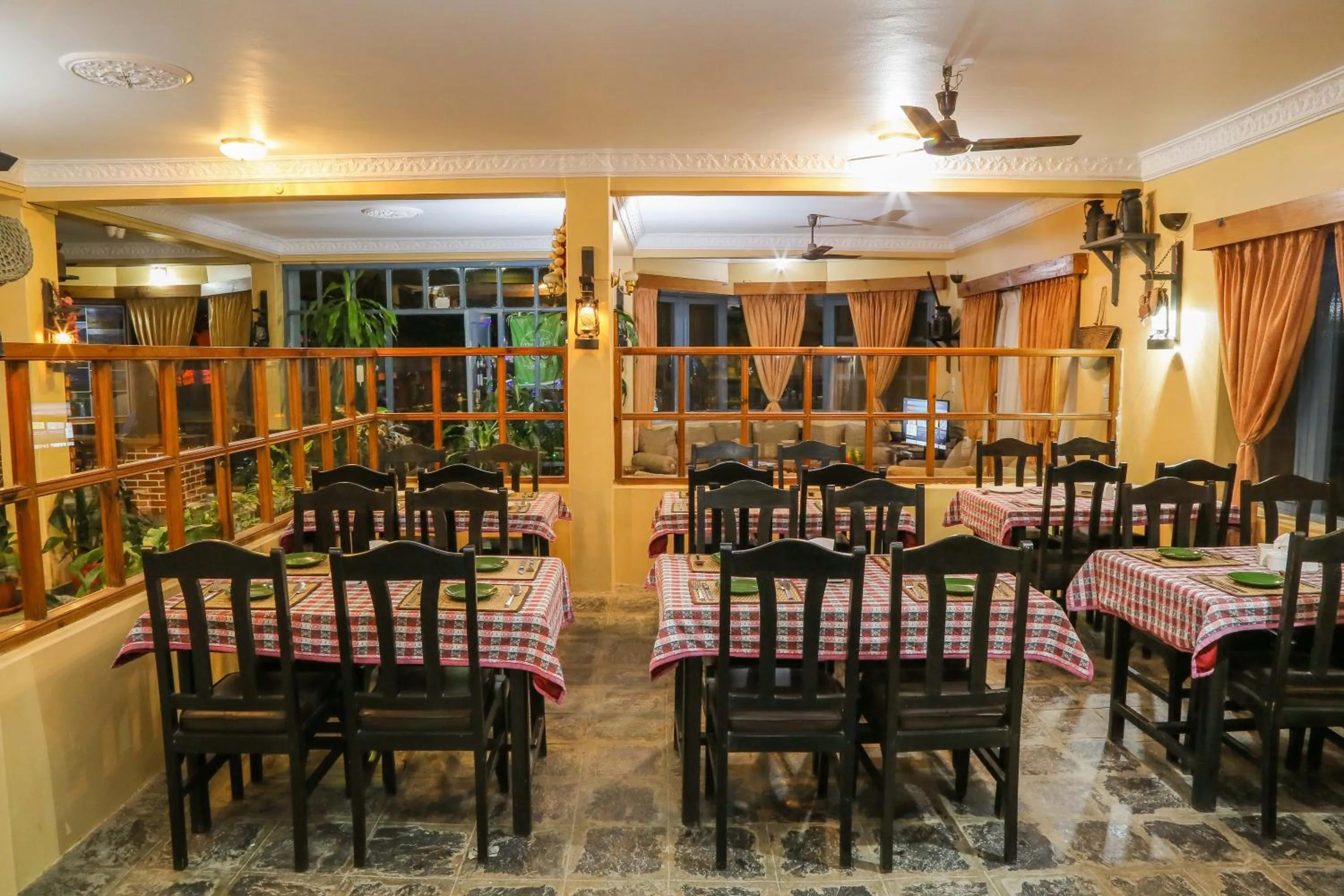 Restaurant/places to eat in Hotel Silver Oaks Inn