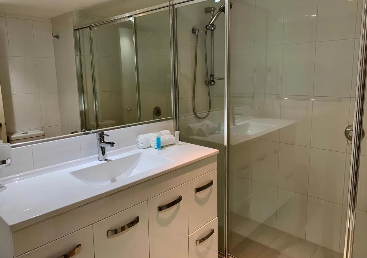 Shower in Outrigger Burleigh