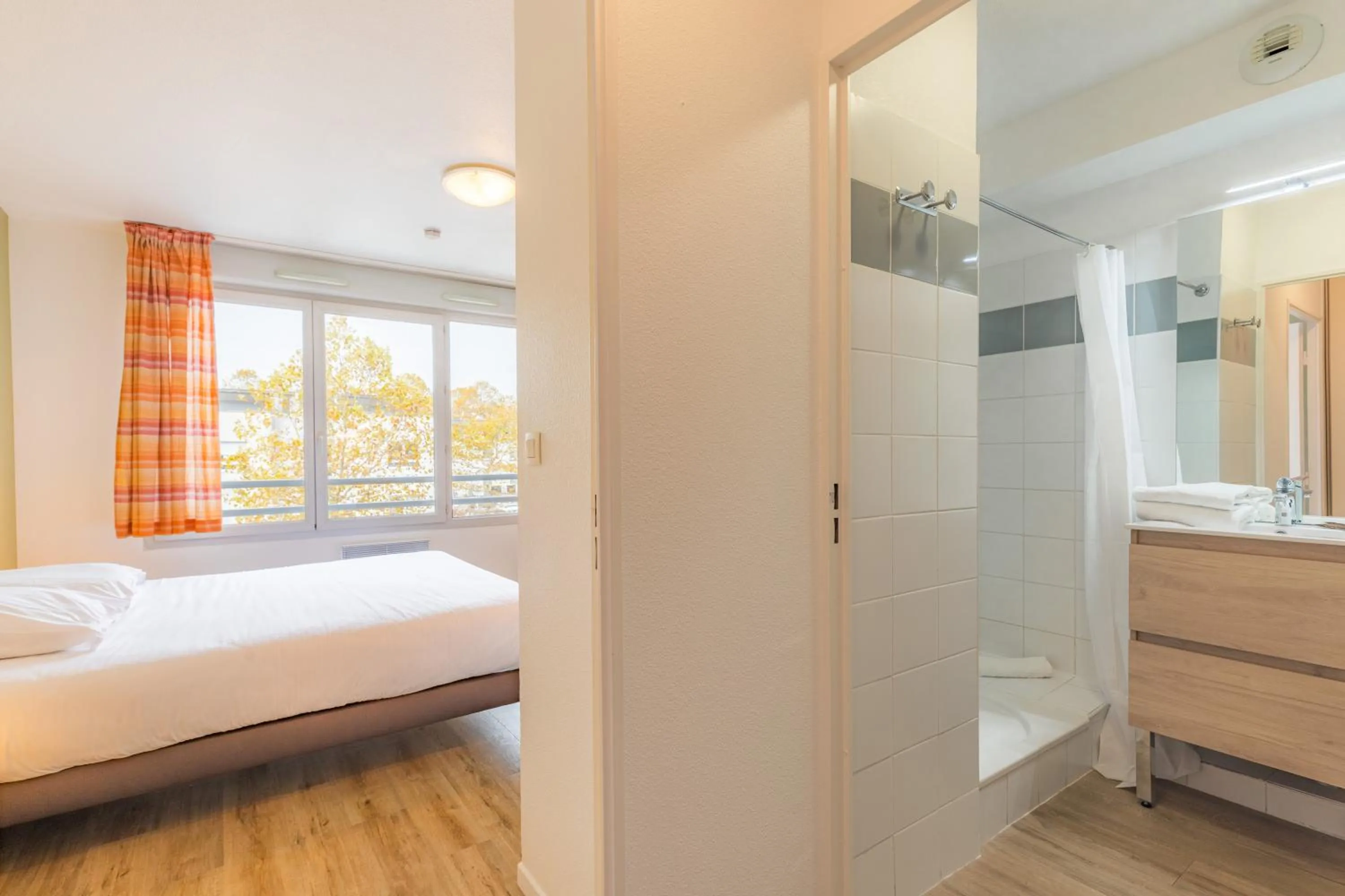 Bathroom, Bed in Appart'City Classic Bourg-en-Bresse