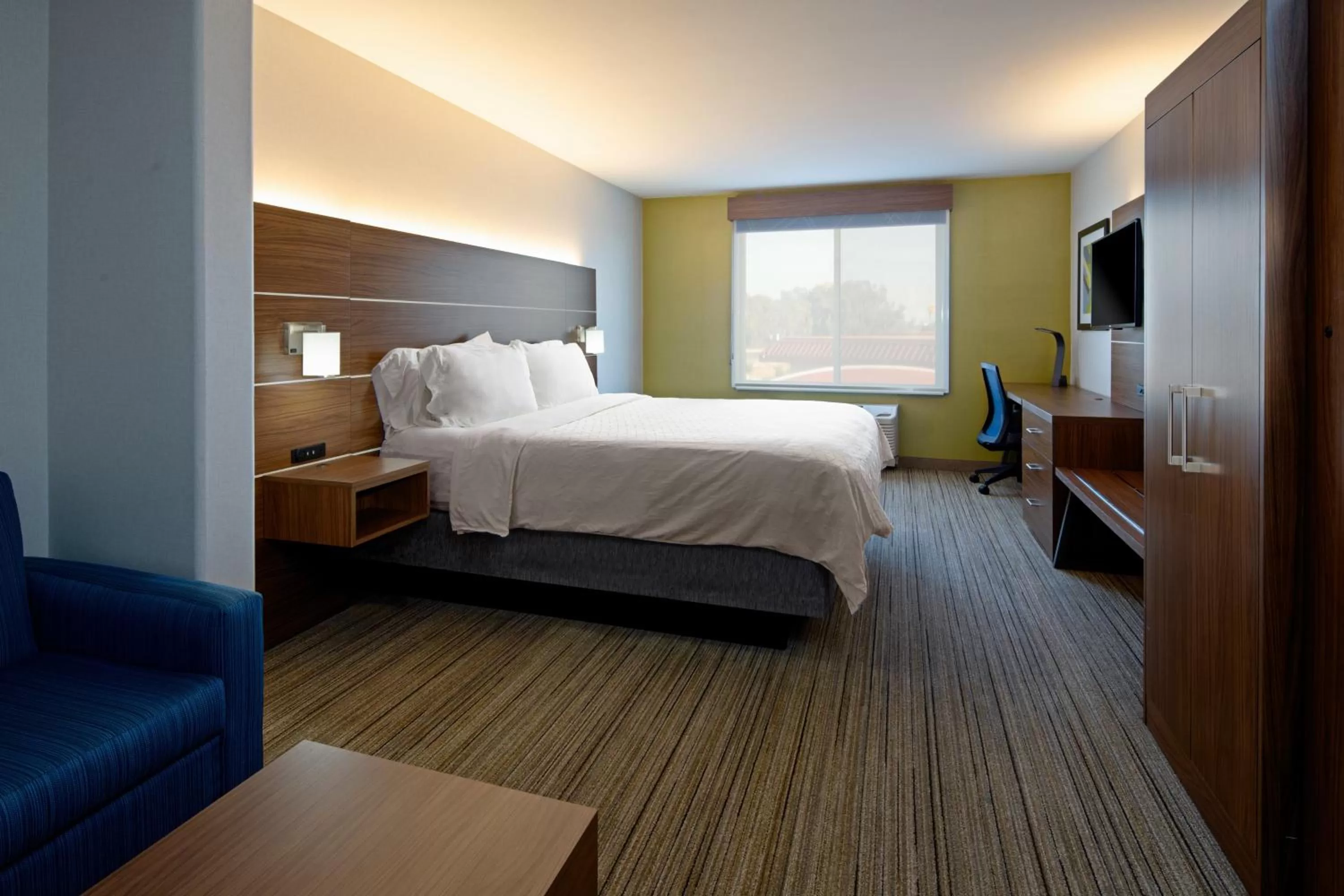 Photo of the whole room, Bed in Holiday Inn Express Fresno South by IHG