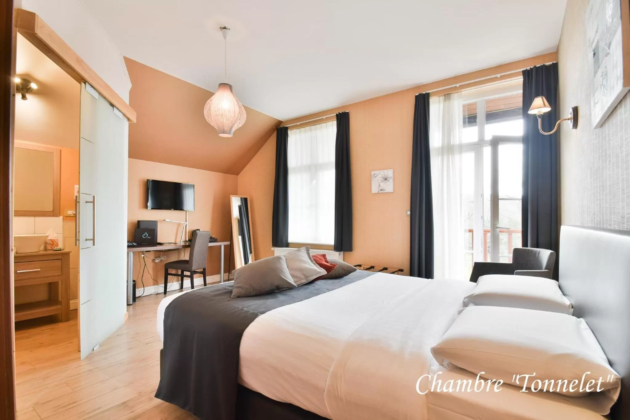 Bedroom, Bed in Hôtel l'Ecrin d'Ô