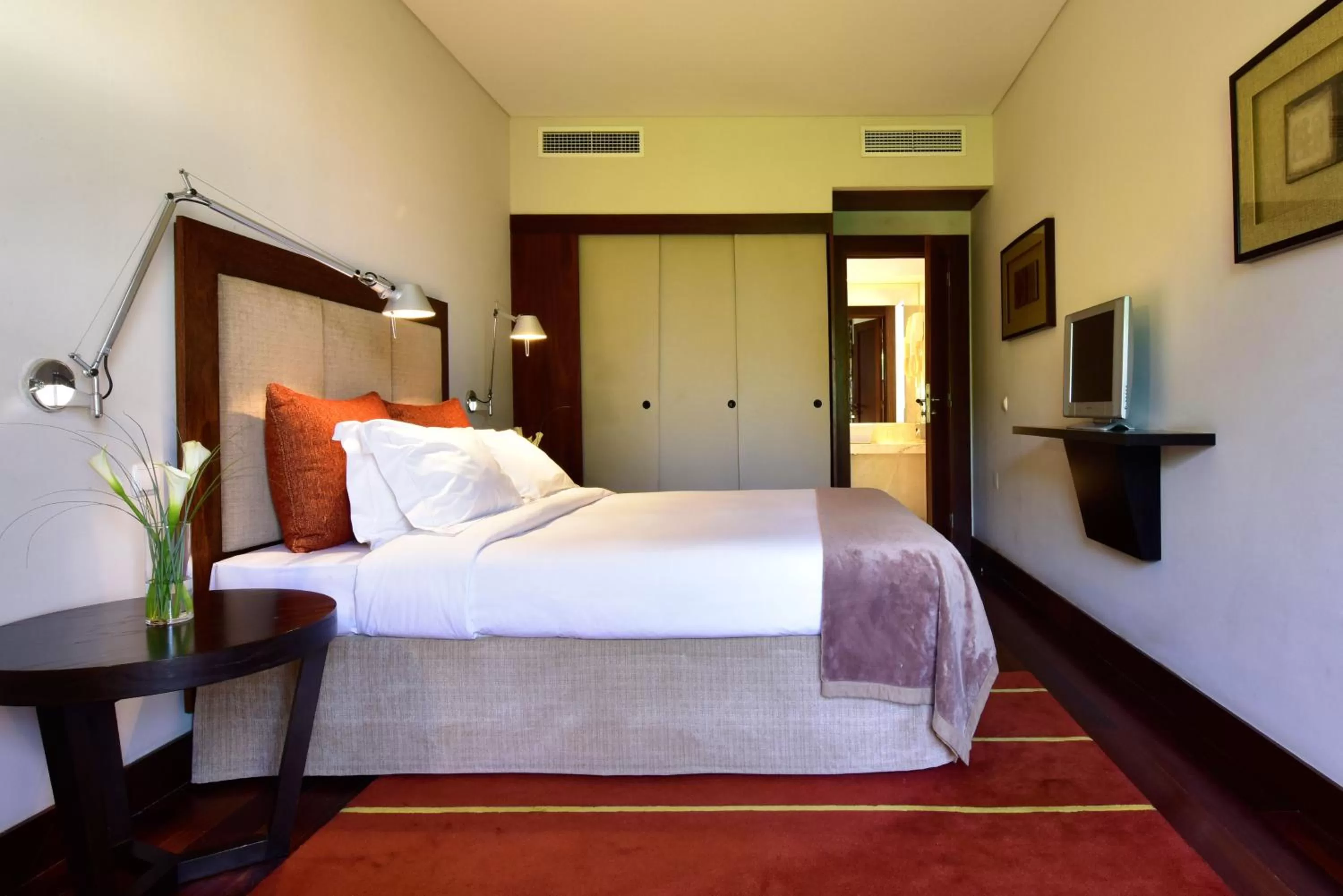 Photo of the whole room, Bed in Pousada Convento de Tavira