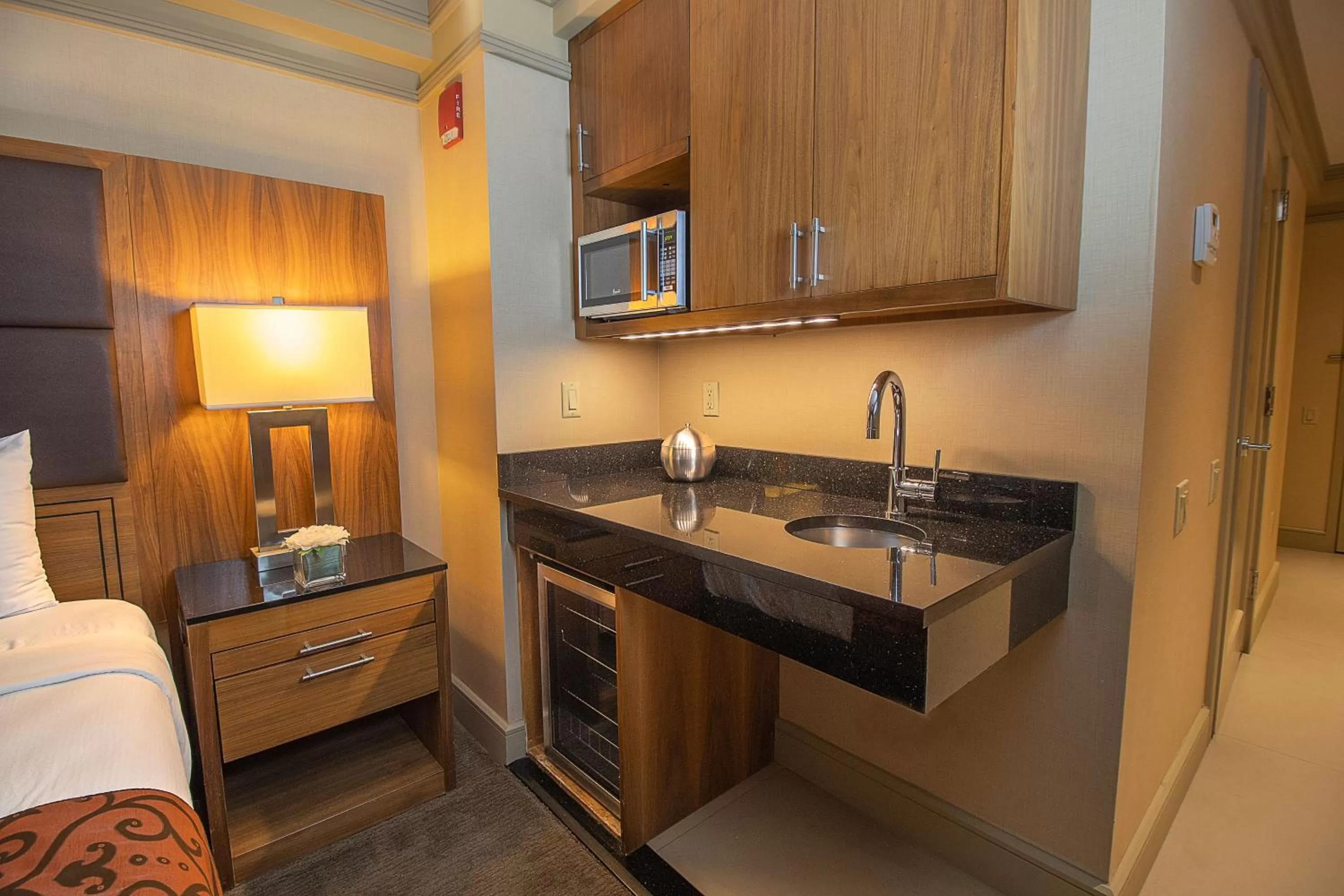 Kitchen or kitchenette, Bed in The Belvedere Hotel