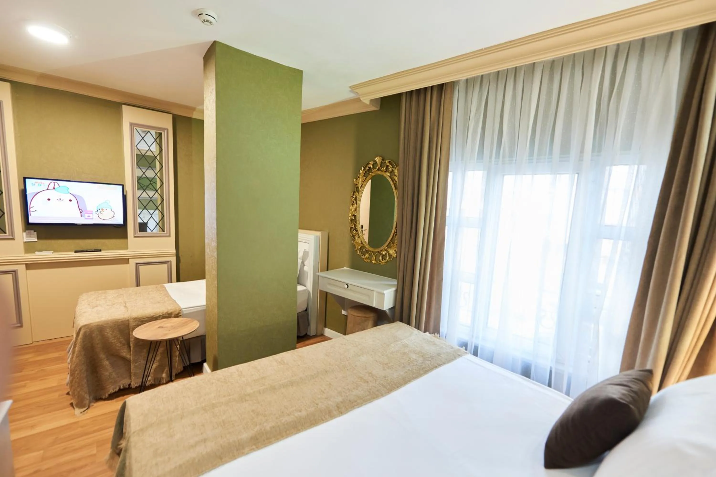 Photo of the whole room, Bed in Sunlight Hotel