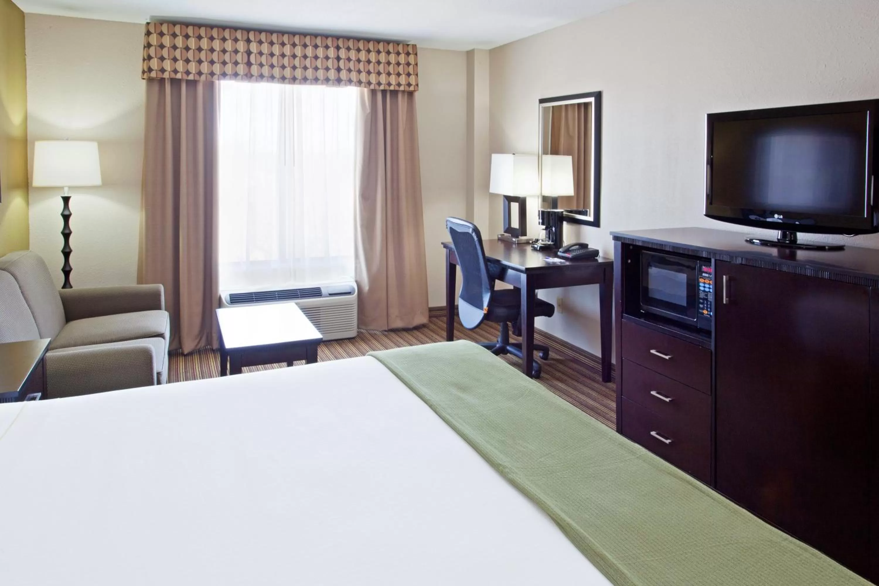 Photo of the whole room, Bed in Holiday Inn Express Arlington Interstate 20 Parks Mall by IHG