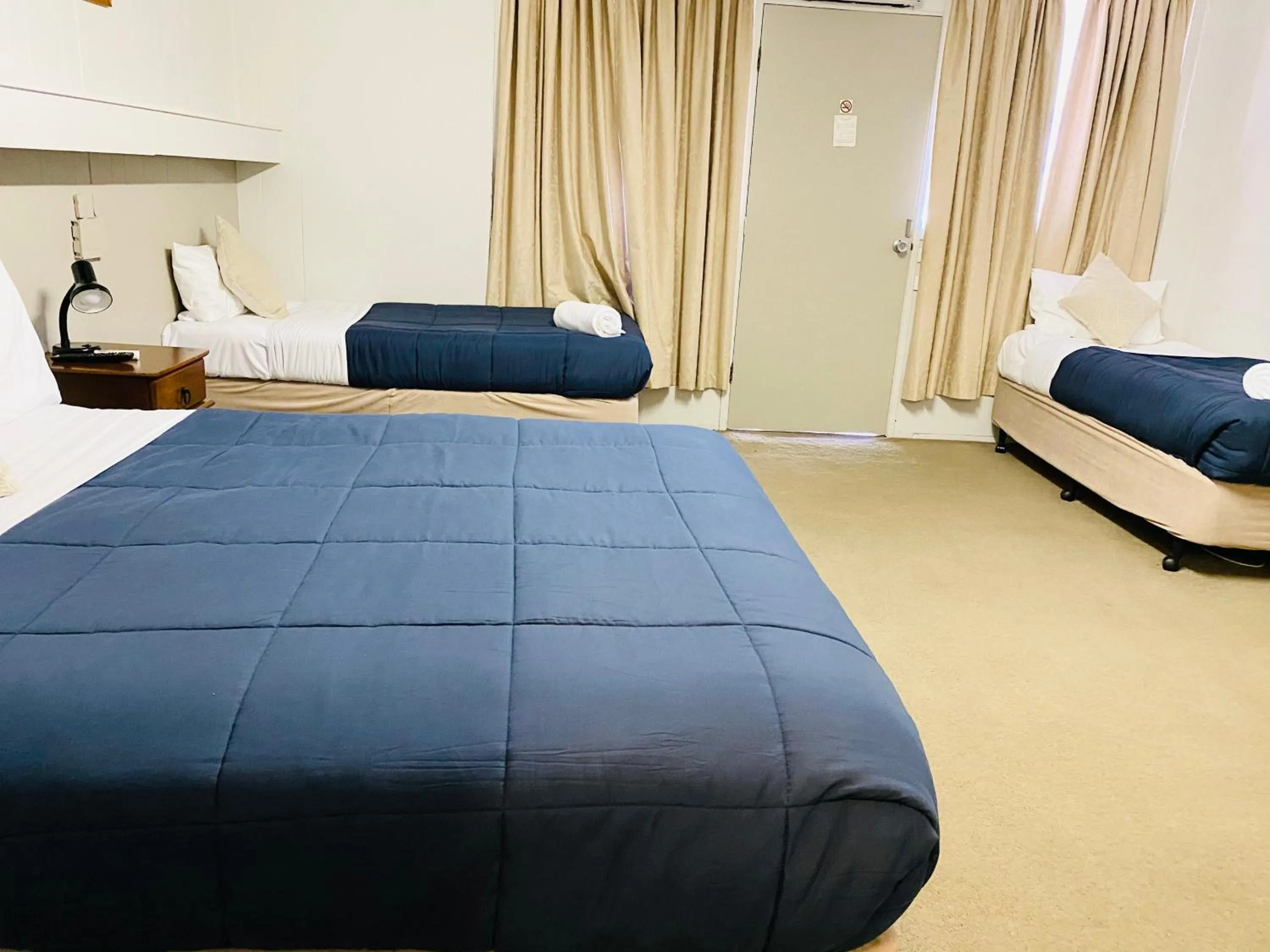 Bed in Millers Cottage Motel