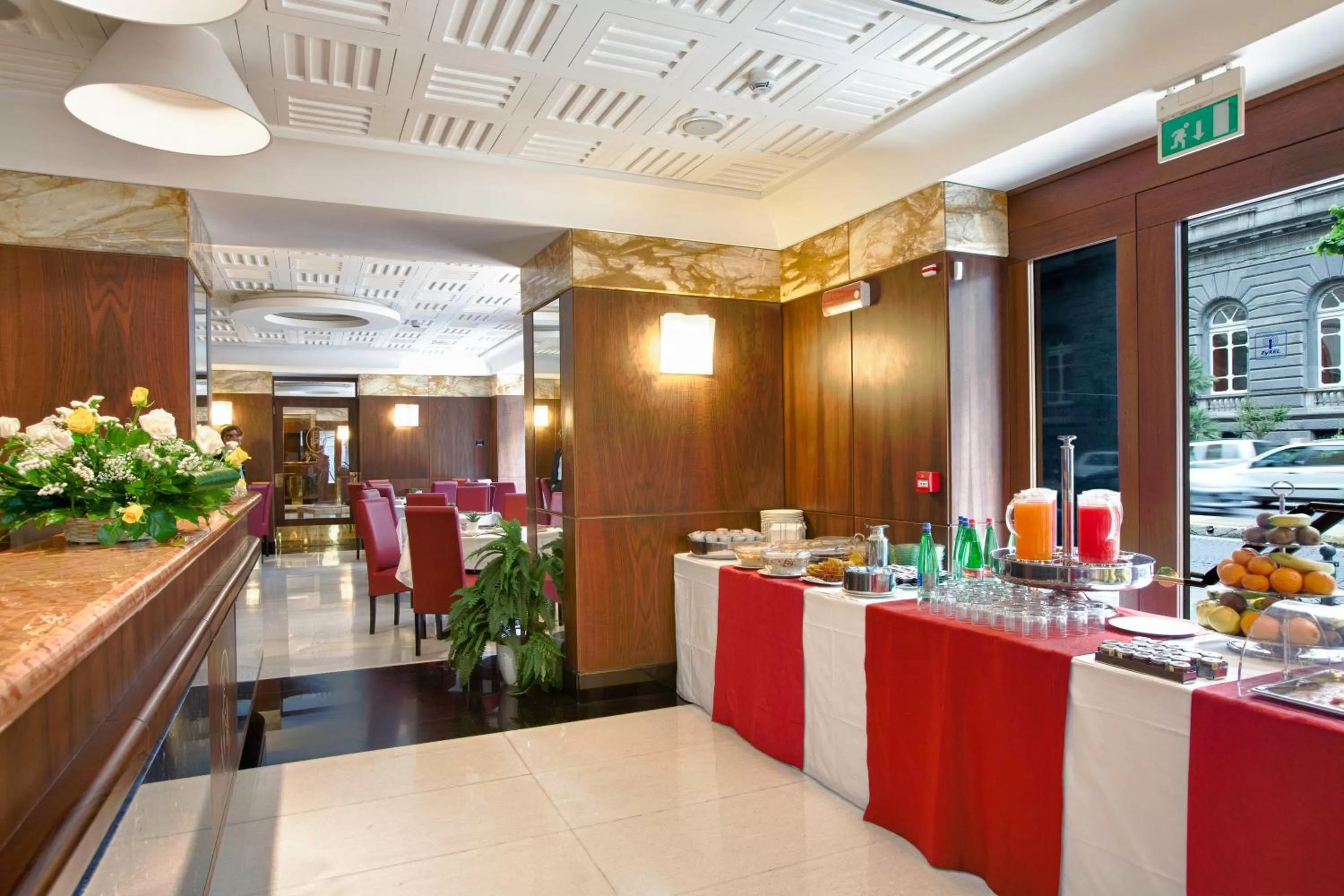 Restaurant/places to eat in Hotel Naples