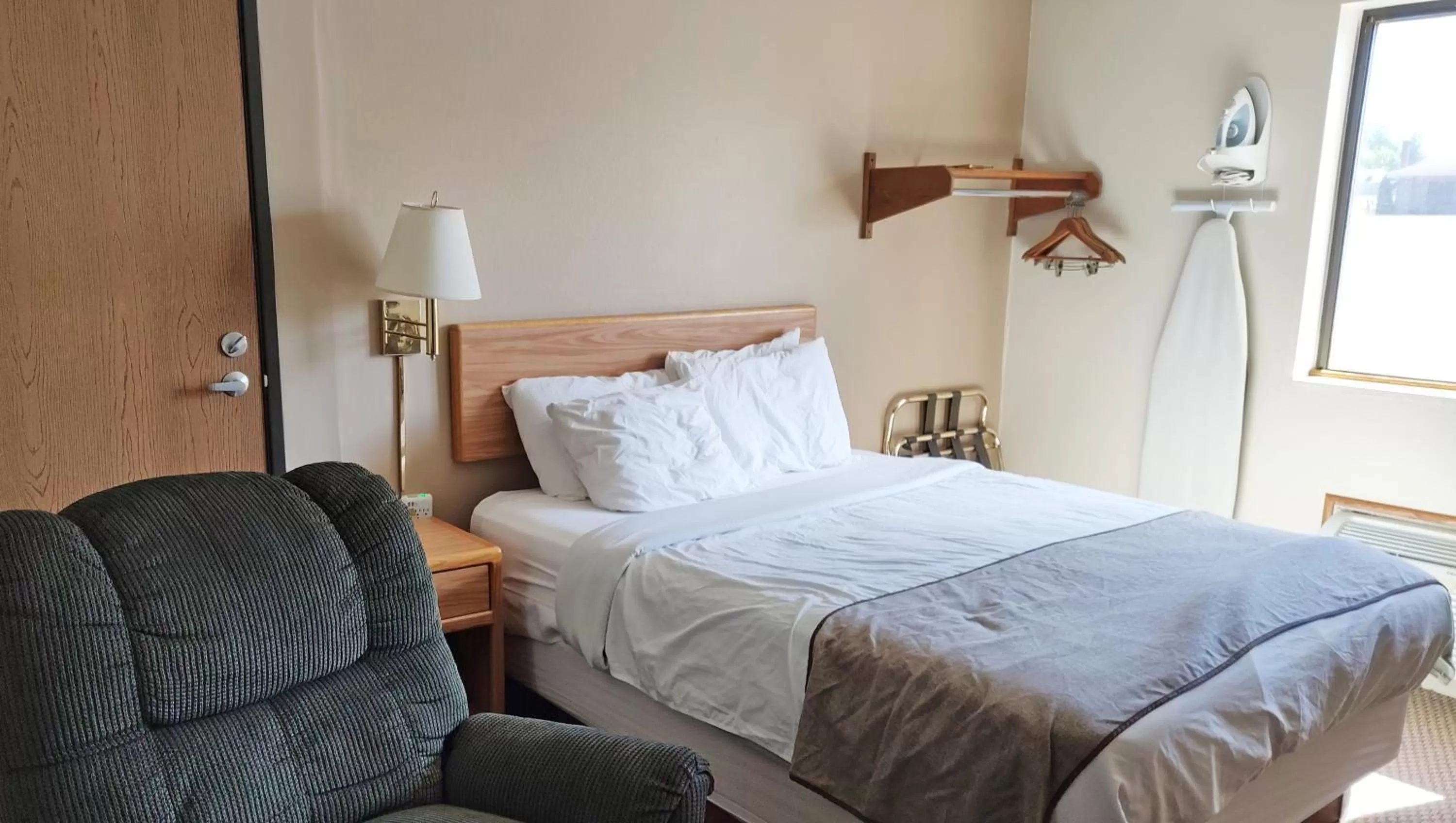 Queen Room - Non-Smoking in Magnuson Hotel Ironwood