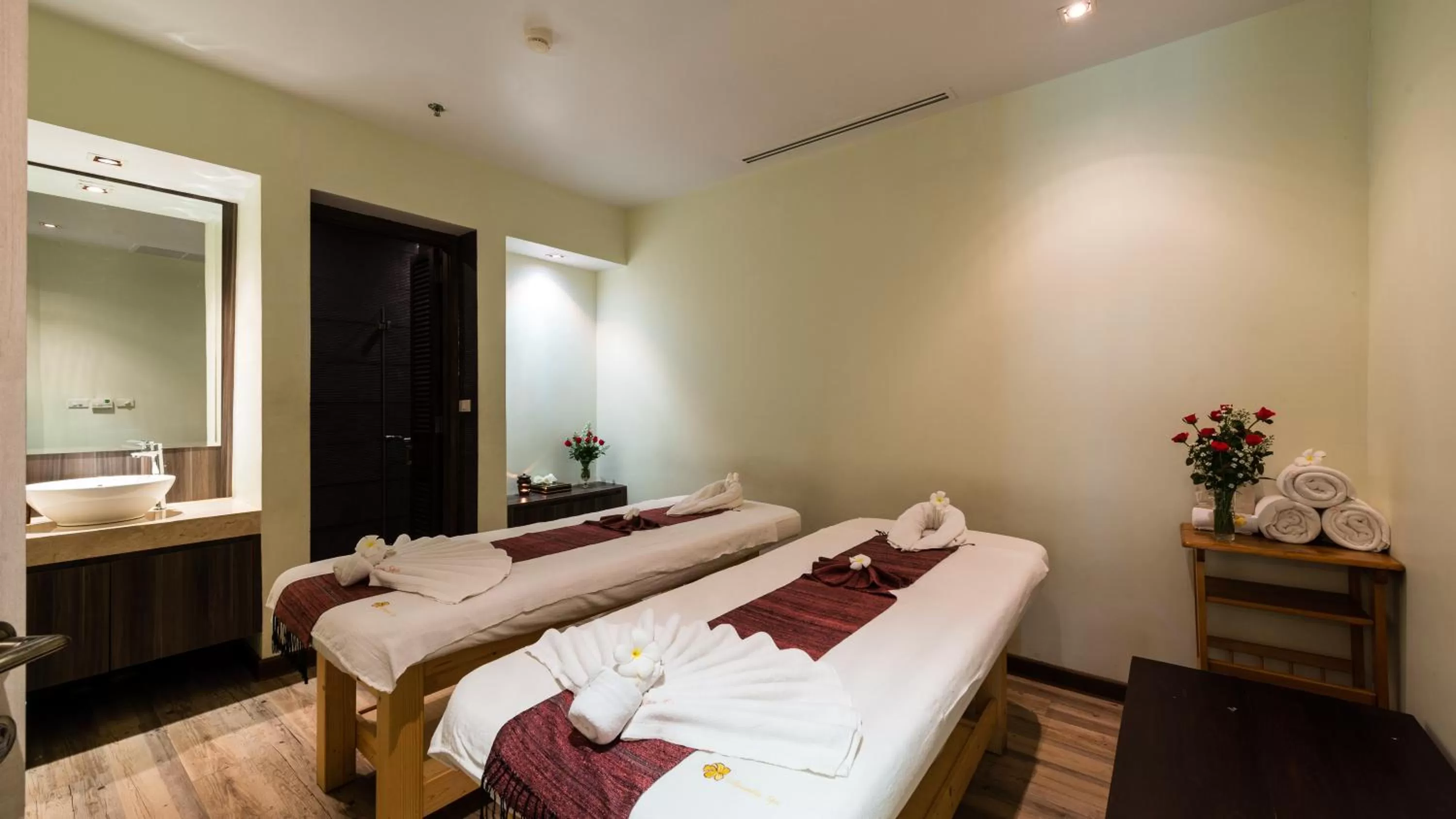 Spa and wellness centre/facilities, Bed in Chatrium Hotel Royal Lake Yangon