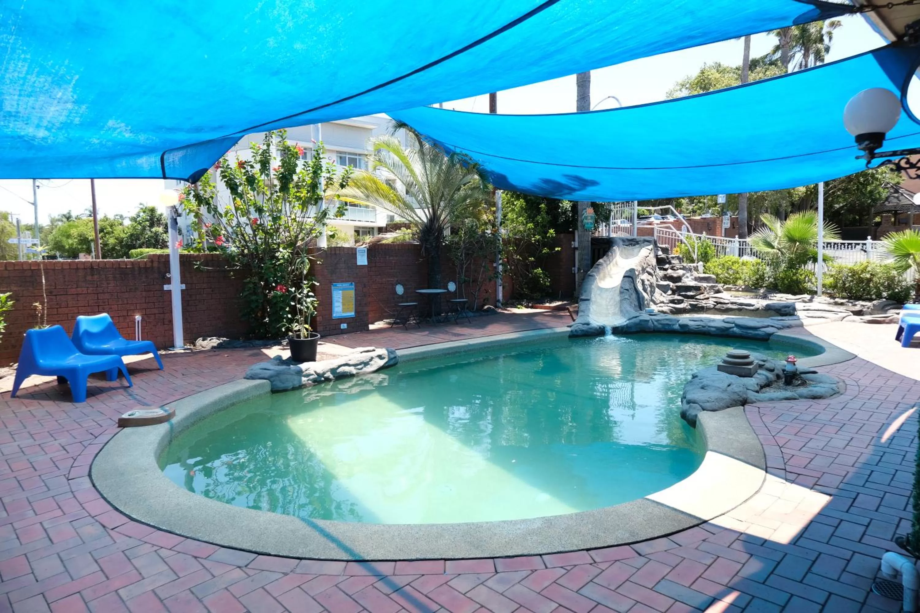 Swimming pool in Sapphire Palms Motel