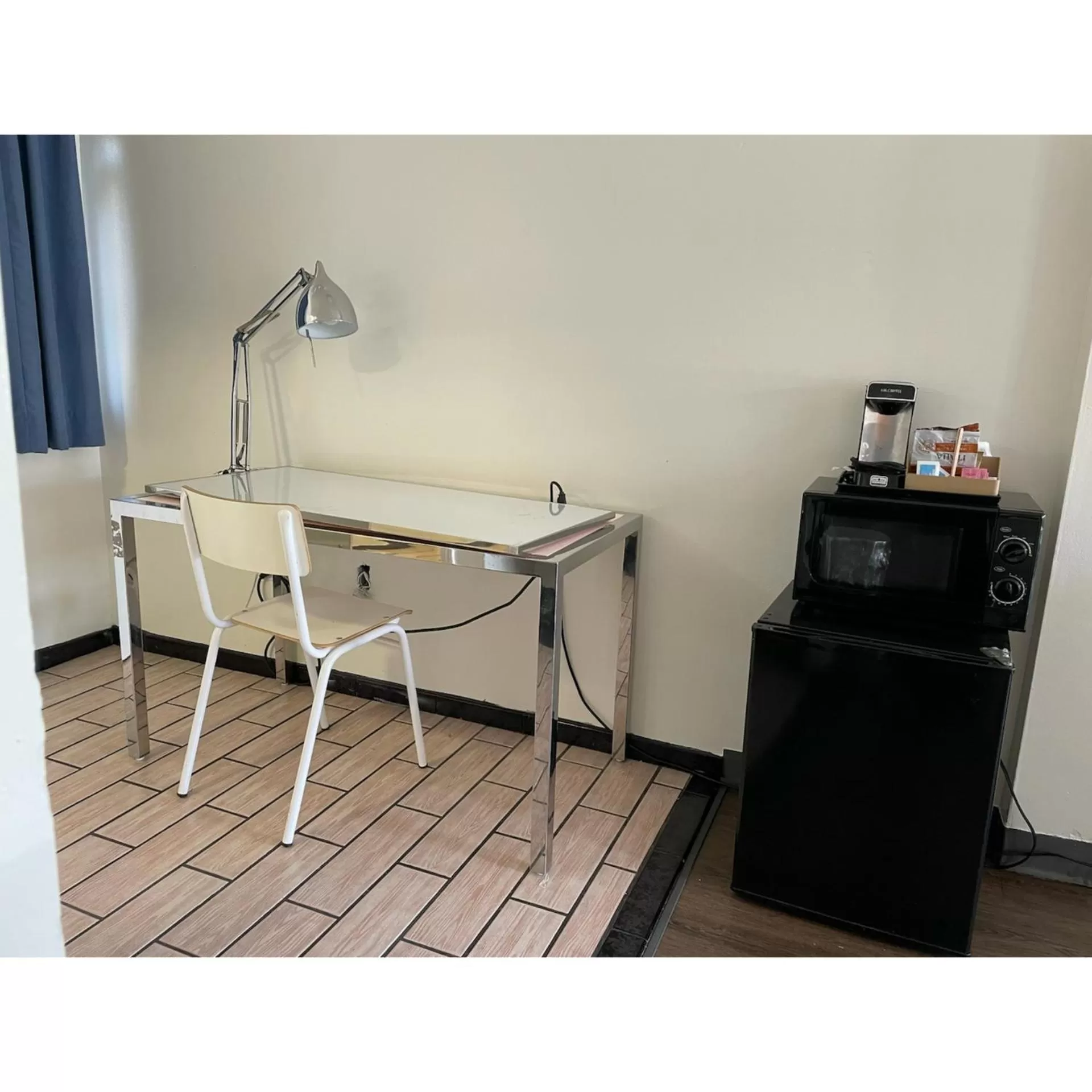 Coffee/tea facilities, TV/Entertainment Center in Oak Tree Inn