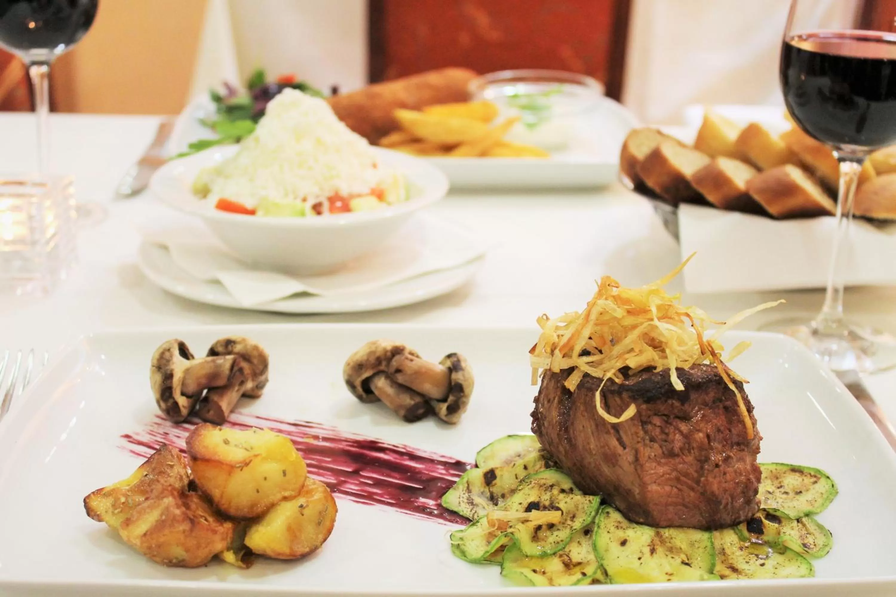 Restaurant/places to eat in Hotel Rex