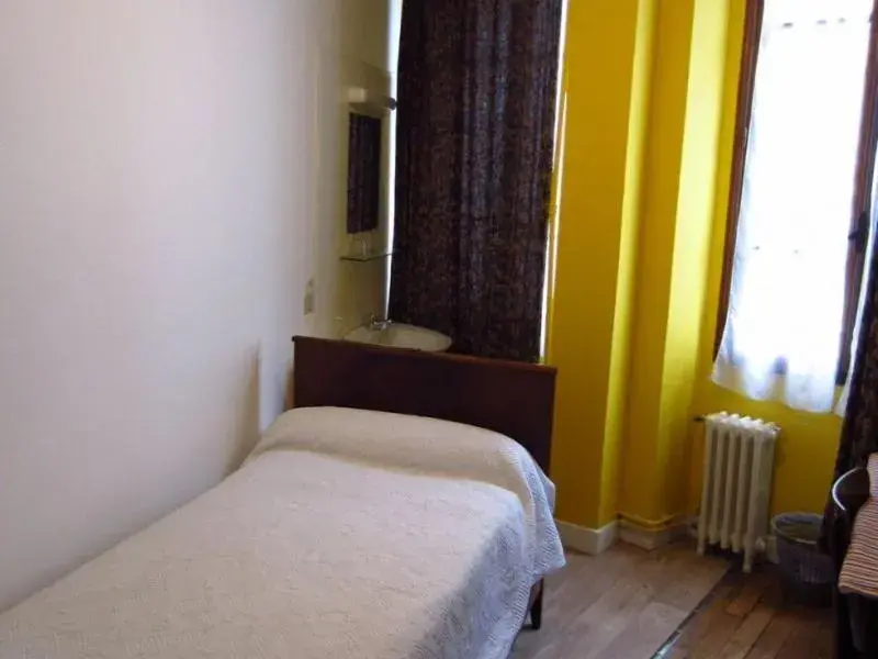 Single Room with Shared Bathroom and Shared Toilet - single occupancy in Hotel d'Orléans Paris Gare de l'Est Single Room with Shared Bathroom and Shared Toilet - single occupancy in Hotel d'Orléans Paris Gare de l'Est