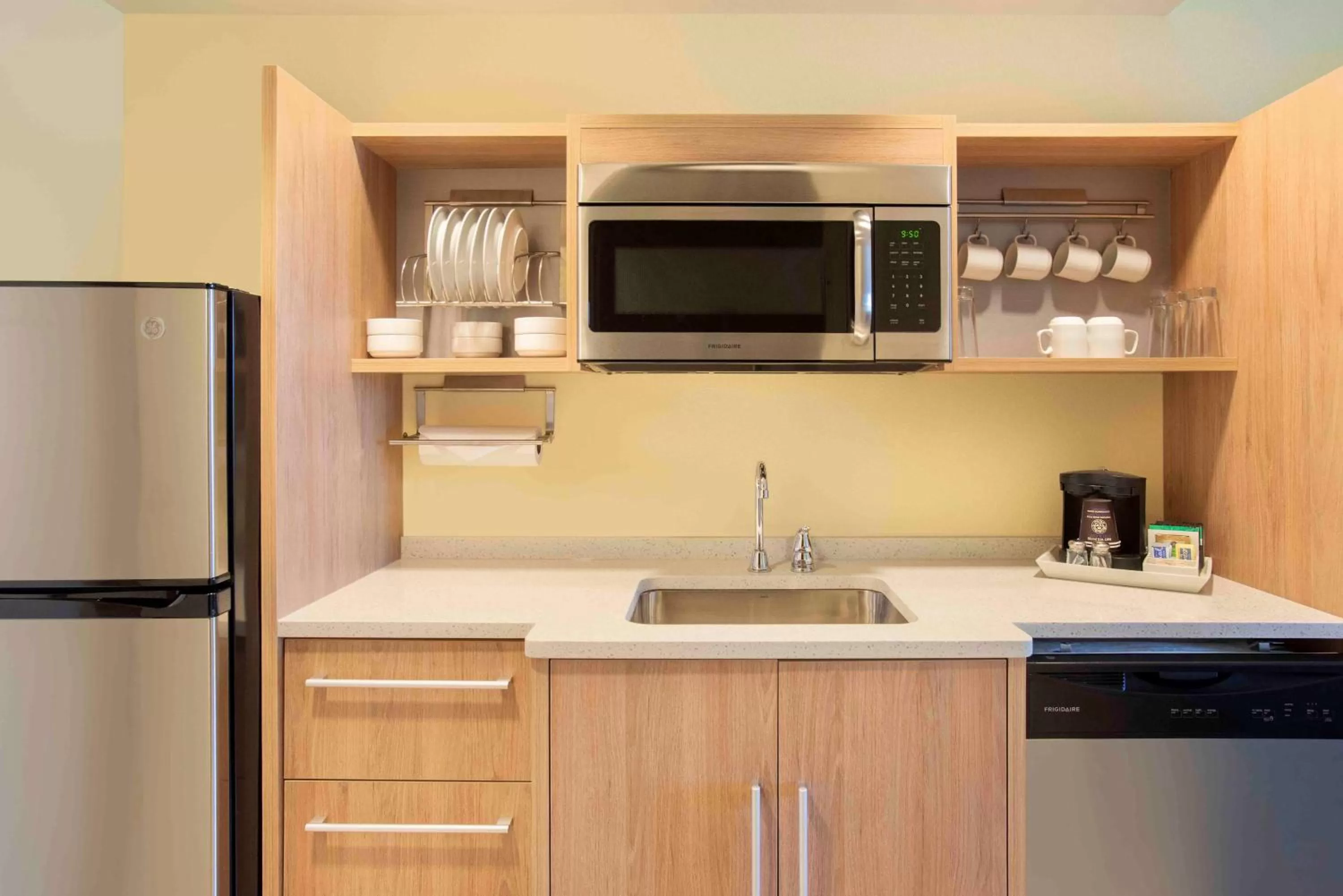 Kitchen or kitchenette in Home2 Suites By Hilton Mishawaka South Bend