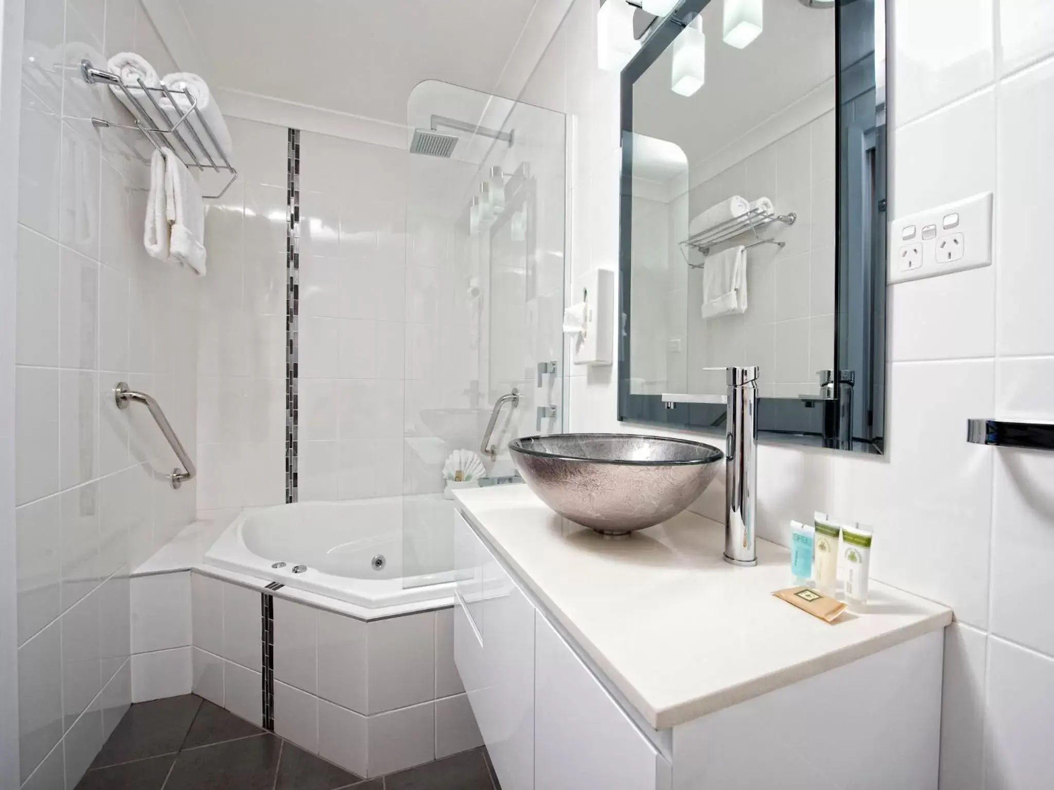 Suite with Spa Bath in Dolphin Shores Suite with Spa Bath in Dolphin Shores