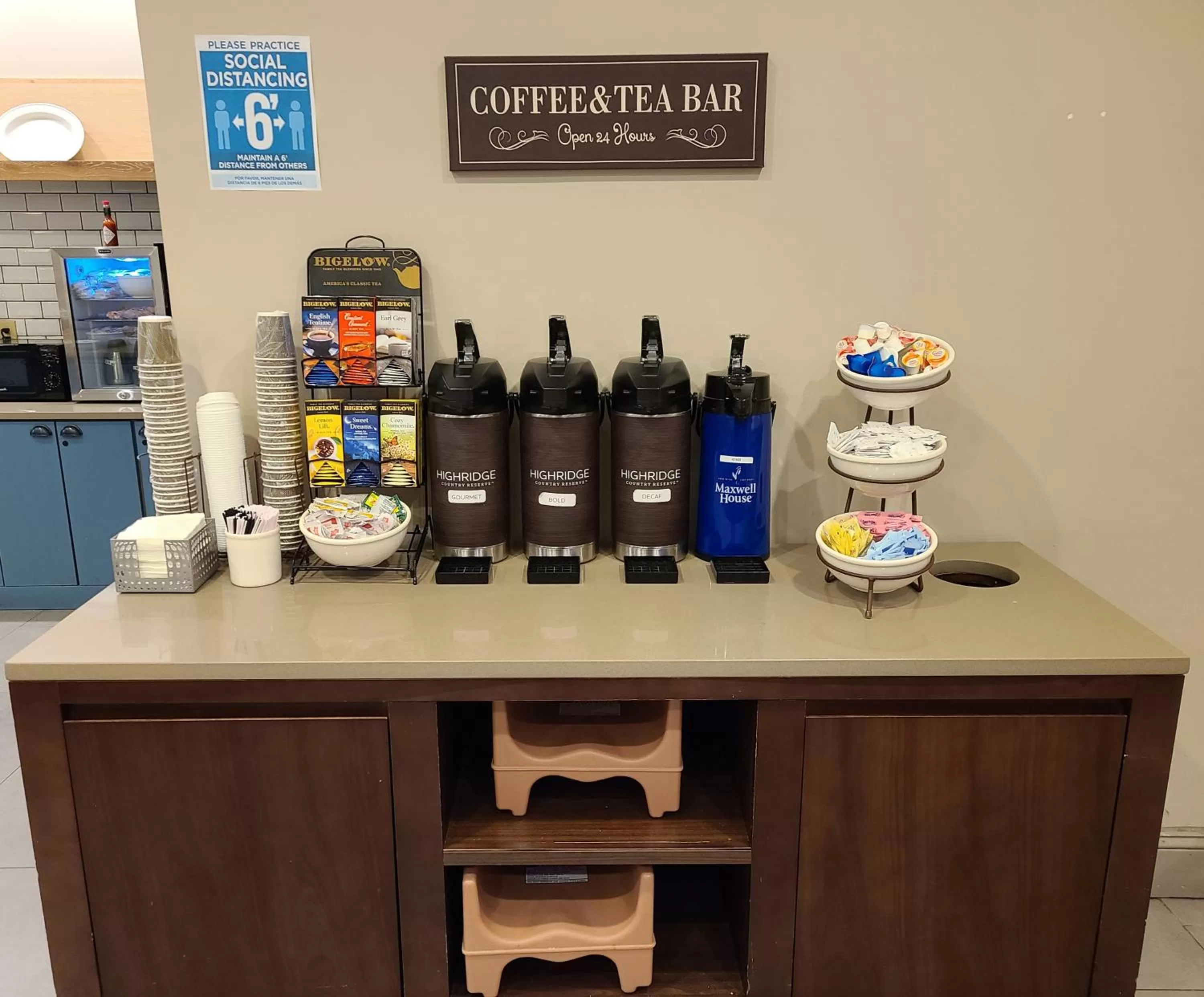 Coffee/tea facilities in Country Inn & Suites by Radisson, Conyers, GA