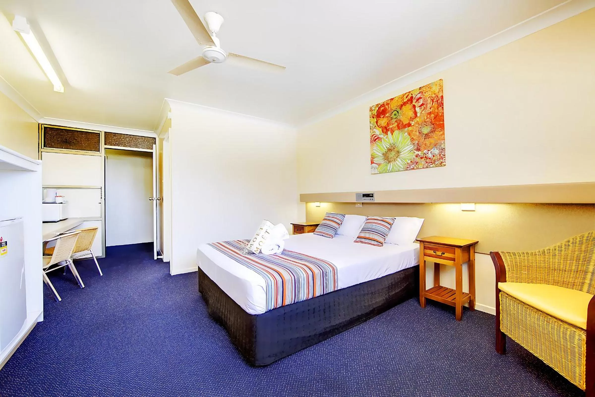 Bedroom, Bed in Raintree Motel