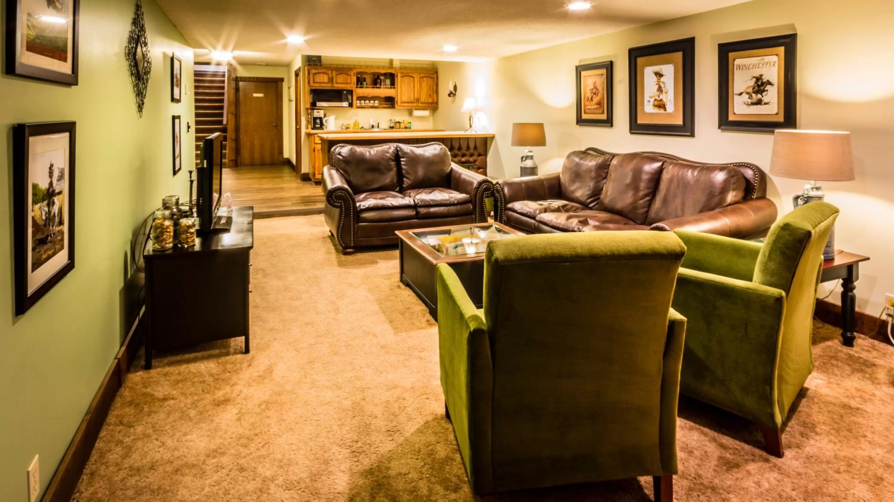 Communal lounge/ TV room in Rustlers Lodge