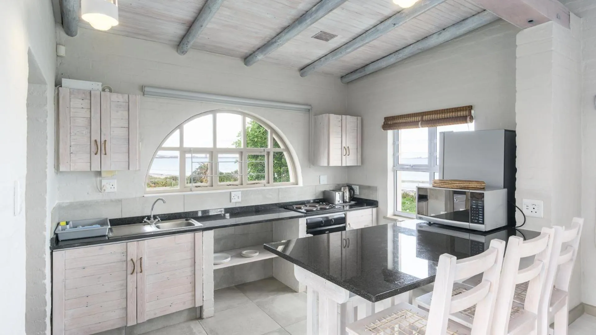 Kitchen or kitchenette in Blue Bay Lodge