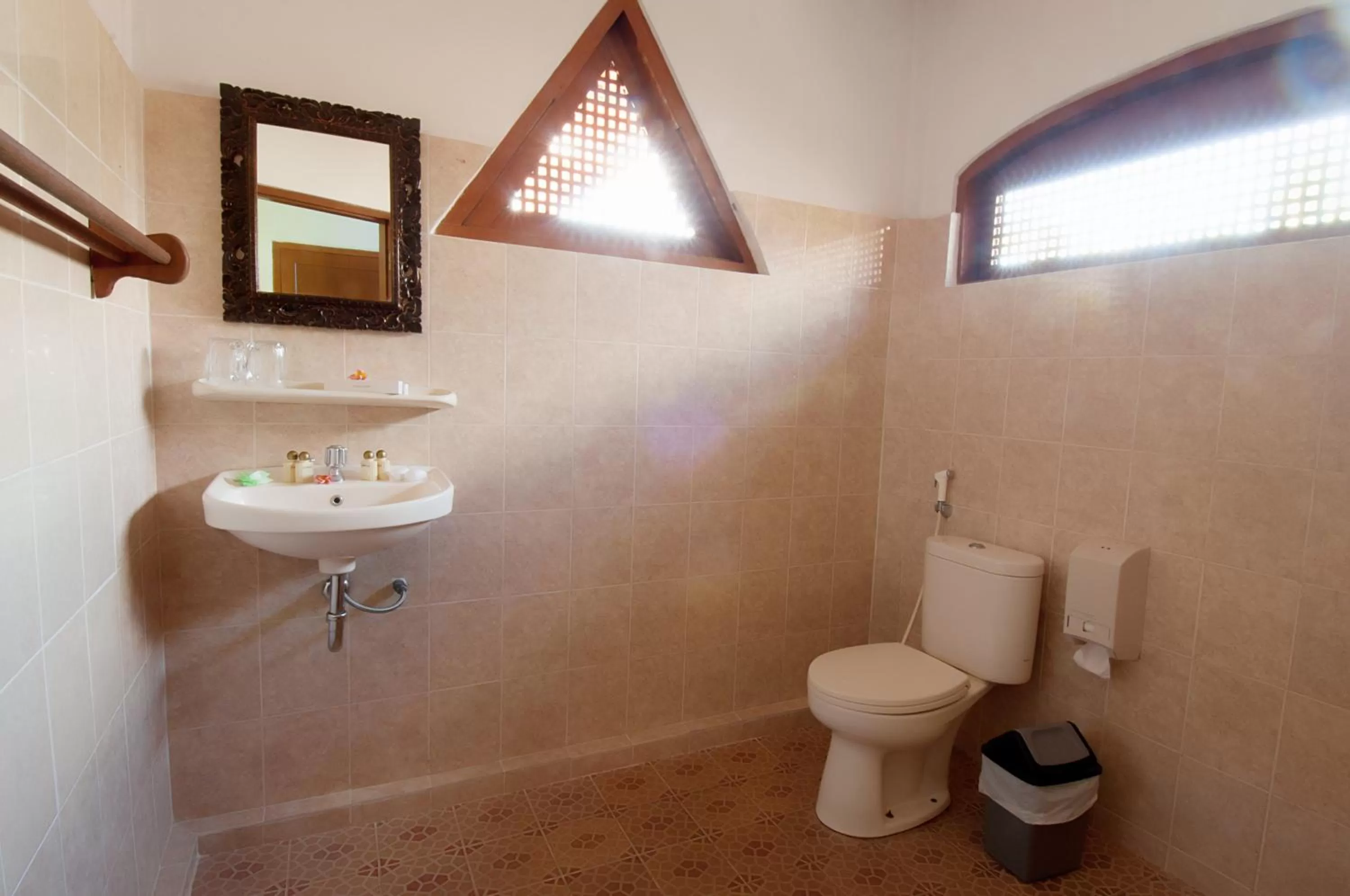 Bathroom in Kusnadi Hotel