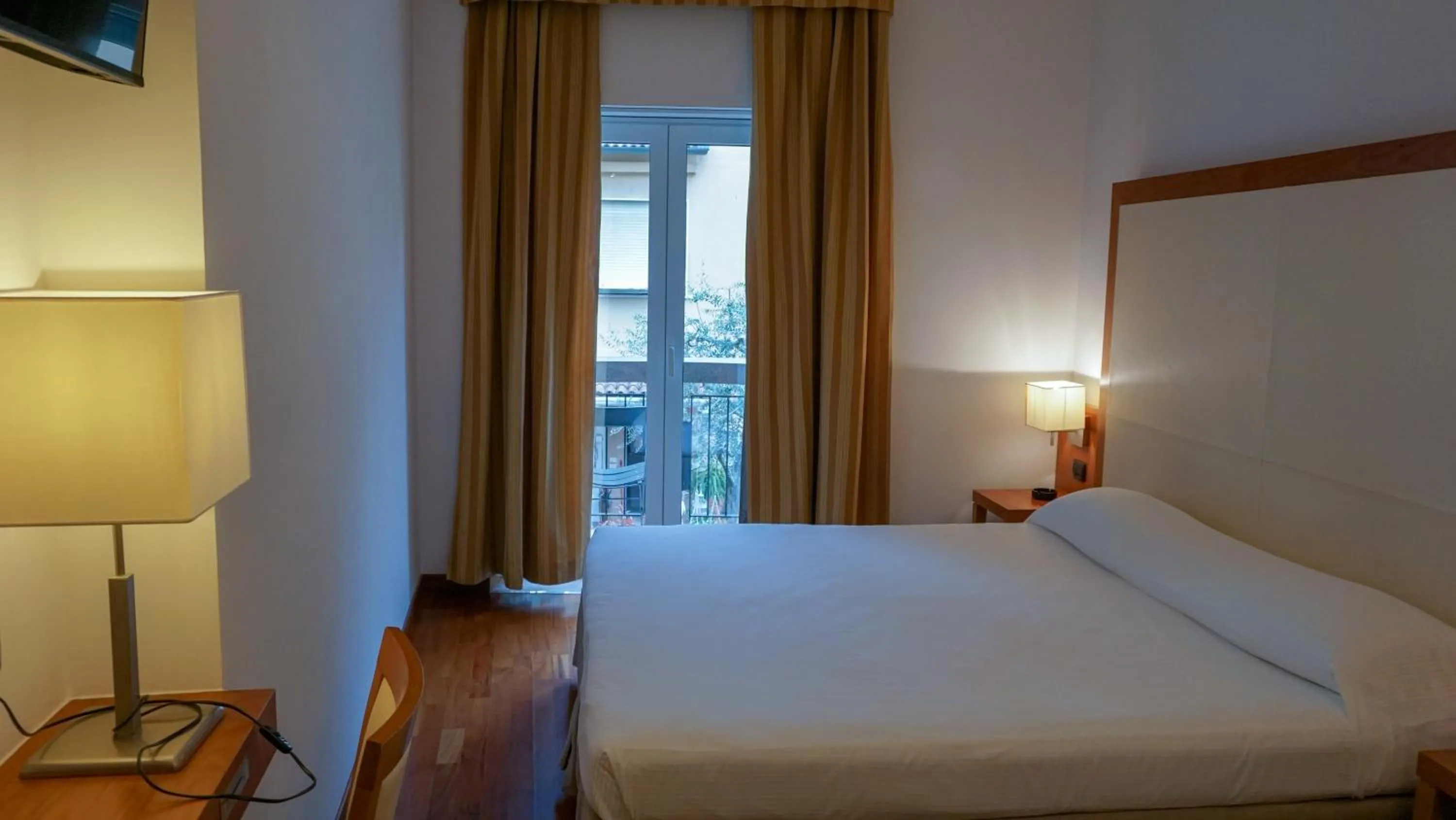 TV and multimedia, Bed in Hotel Mavino