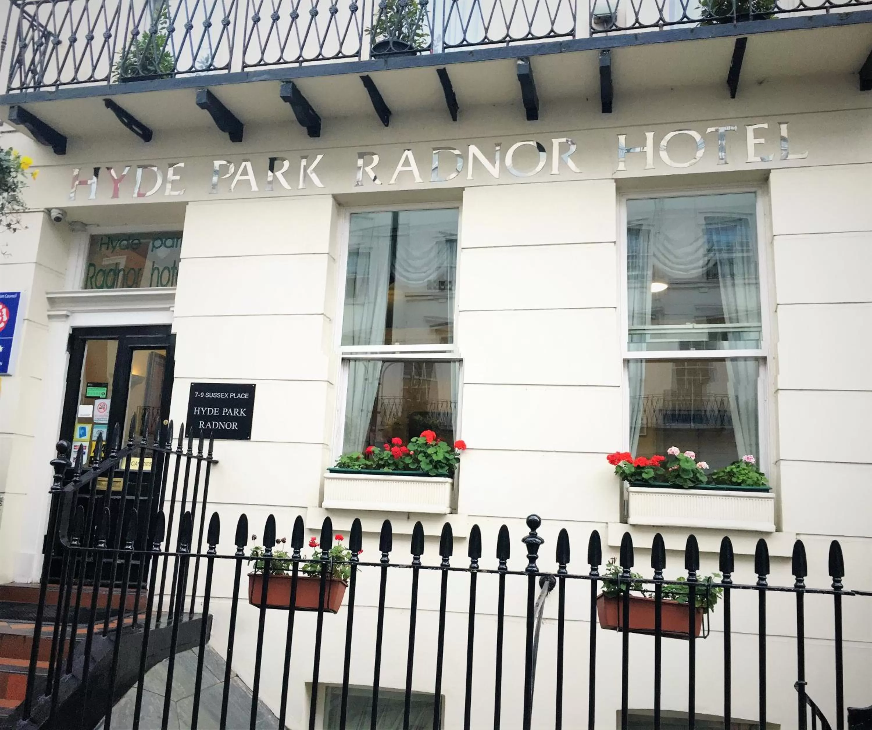 Facade/entrance in Hyde Park Radnor Hotel B&B