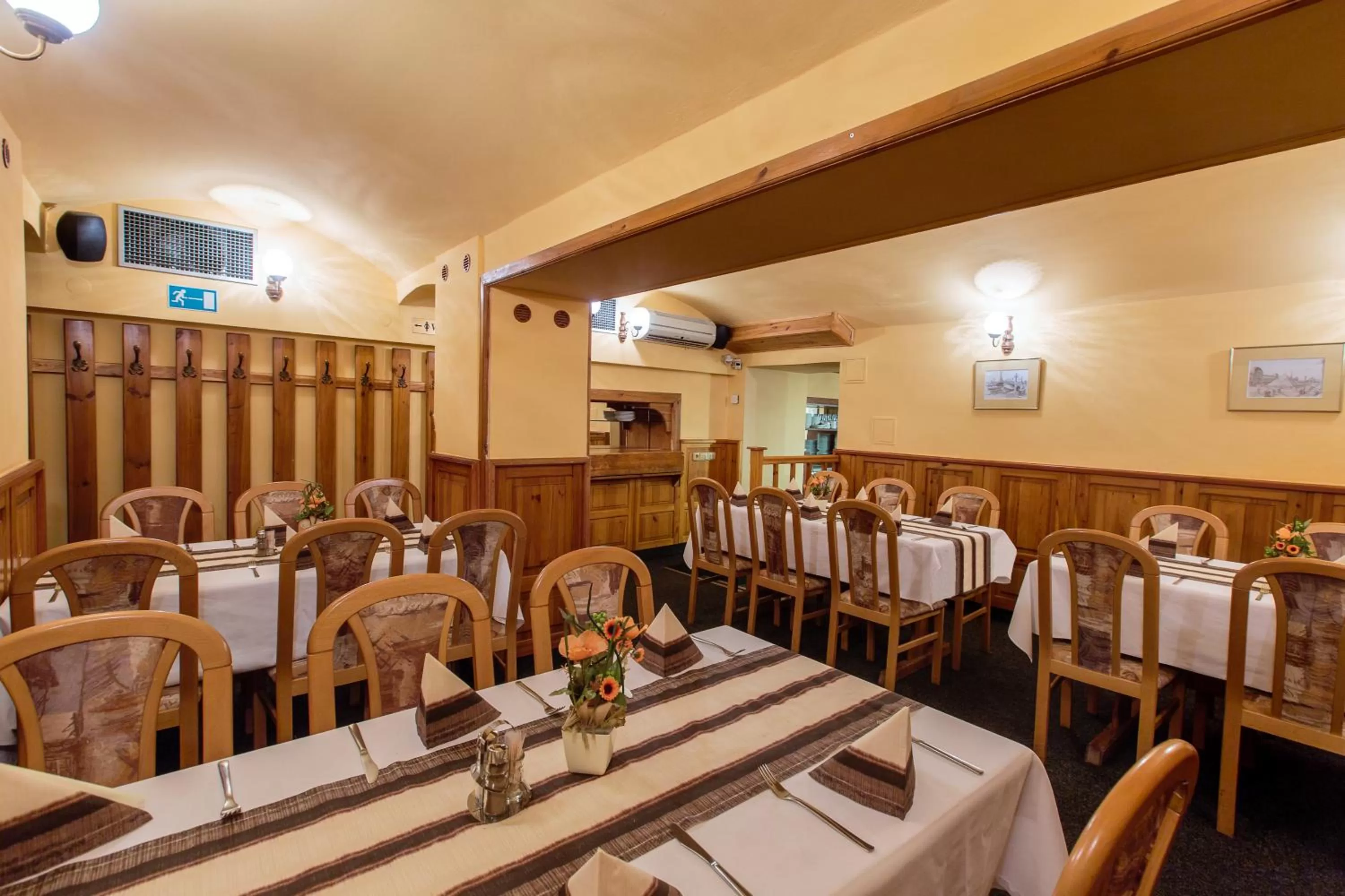 Restaurant/places to eat in Hotel Victoria