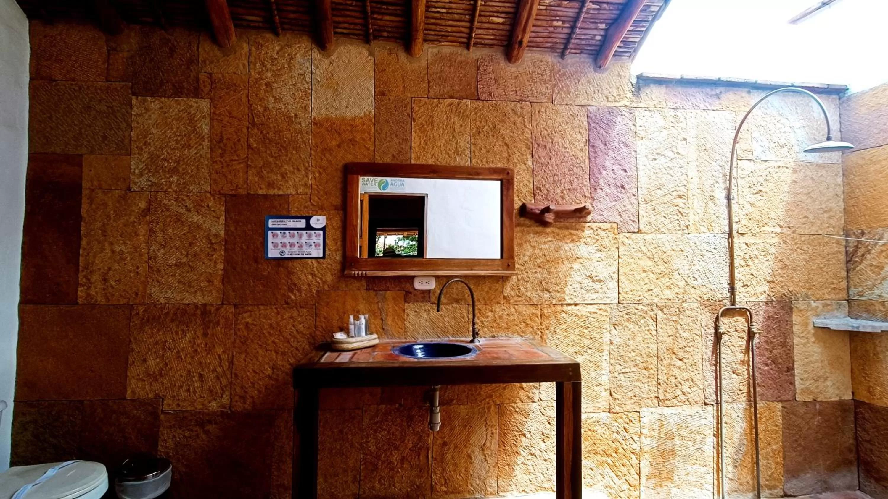 Bathroom, TV/Entertainment Center in Hotel Buenosaires Barichara