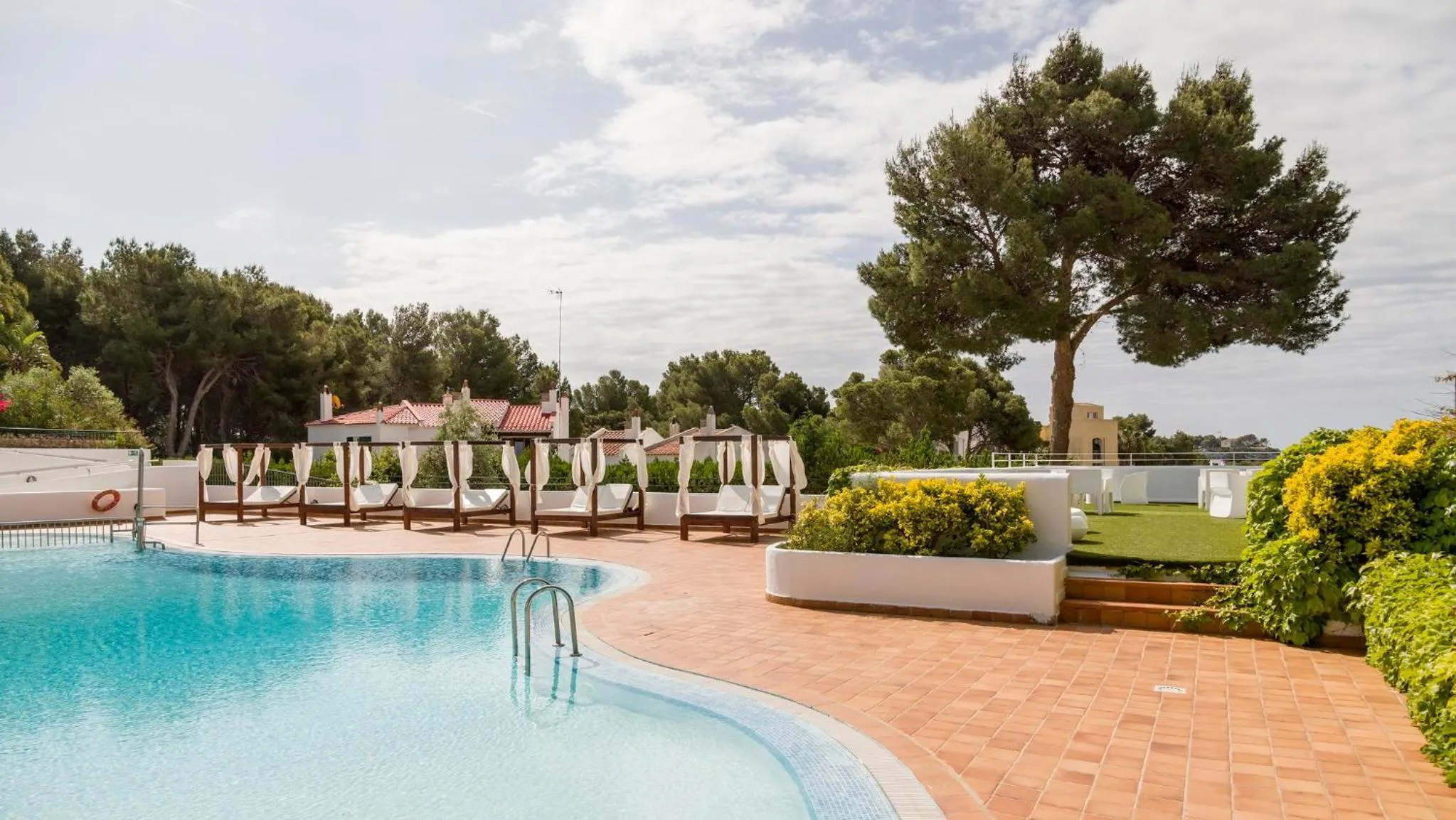 Swimming pool in Ilunion Menorca