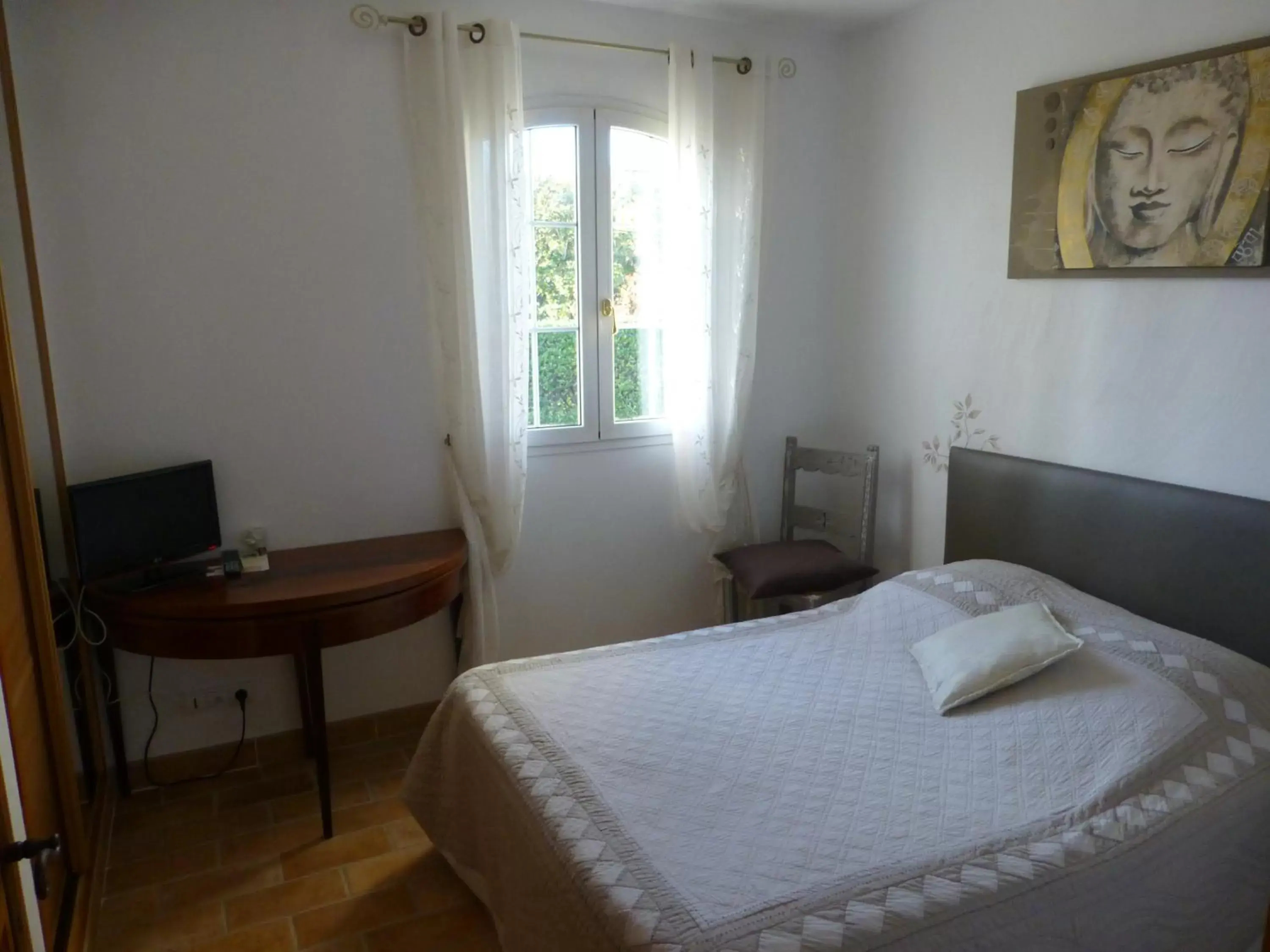 Deluxe Room (1 adult + 1 child) in Chambre d'hôtes "La Bastide des Eucalyptus" Deluxe Room (1 adult + 1 child) in Chambre d'hôtes "La Bastide des Eucalyptus"