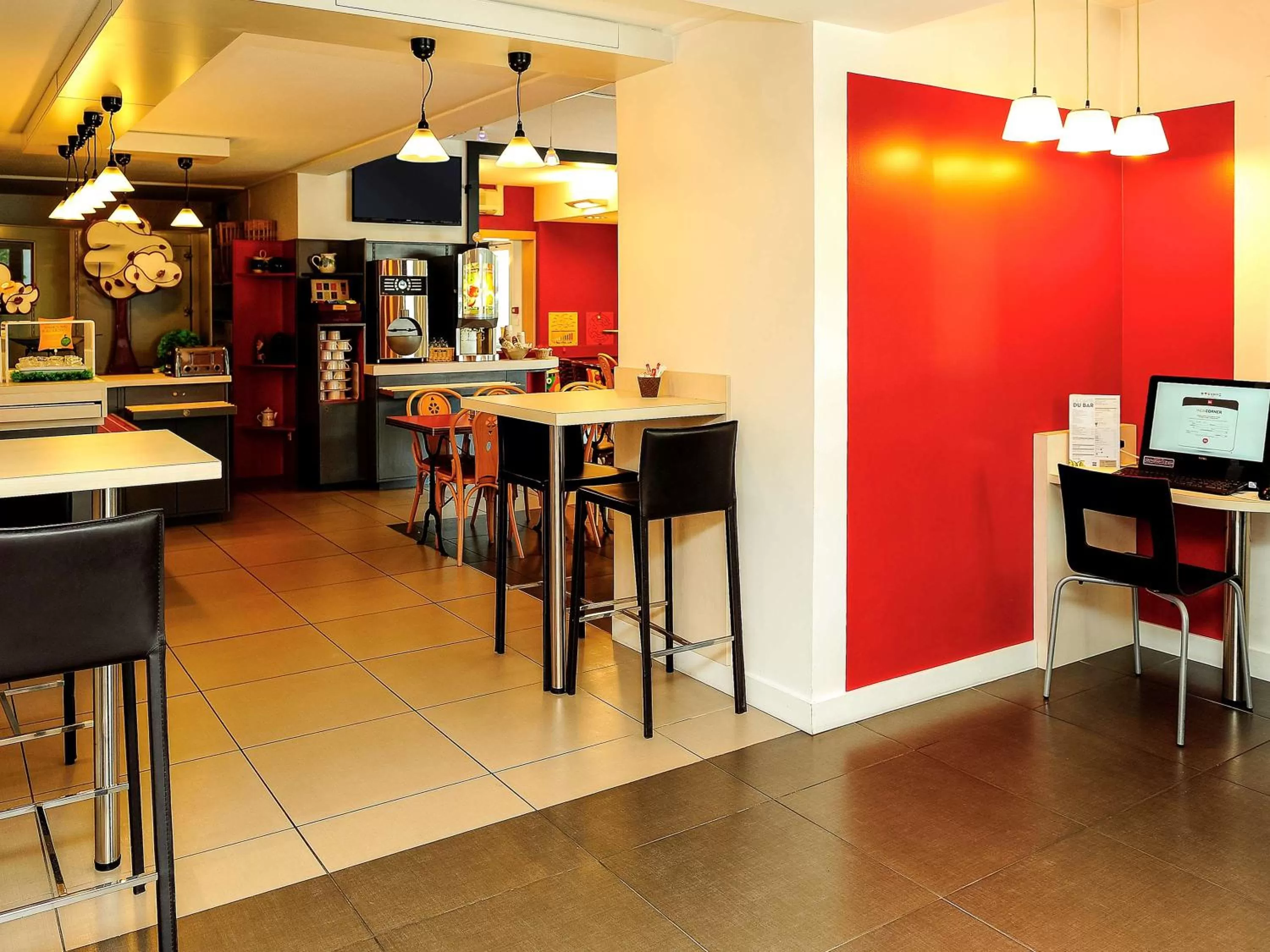 Lounge or bar in ibis Lyon Est Beynost