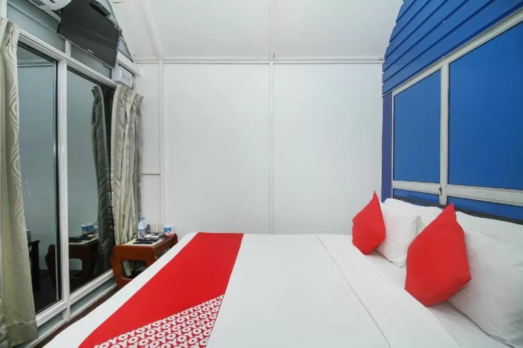 Bed in Airport A4 Transit Hub - Eco Chalets - FREE SHUTTLE SERVICE 24HRS