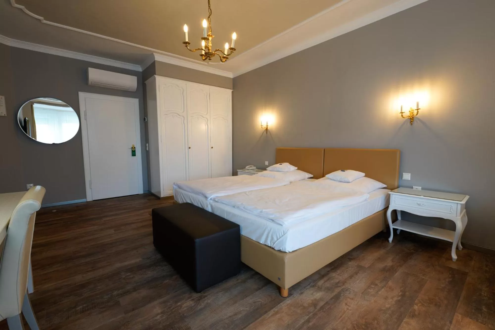 Photo of the whole room, Bed in Hotel Bayerischer Hof