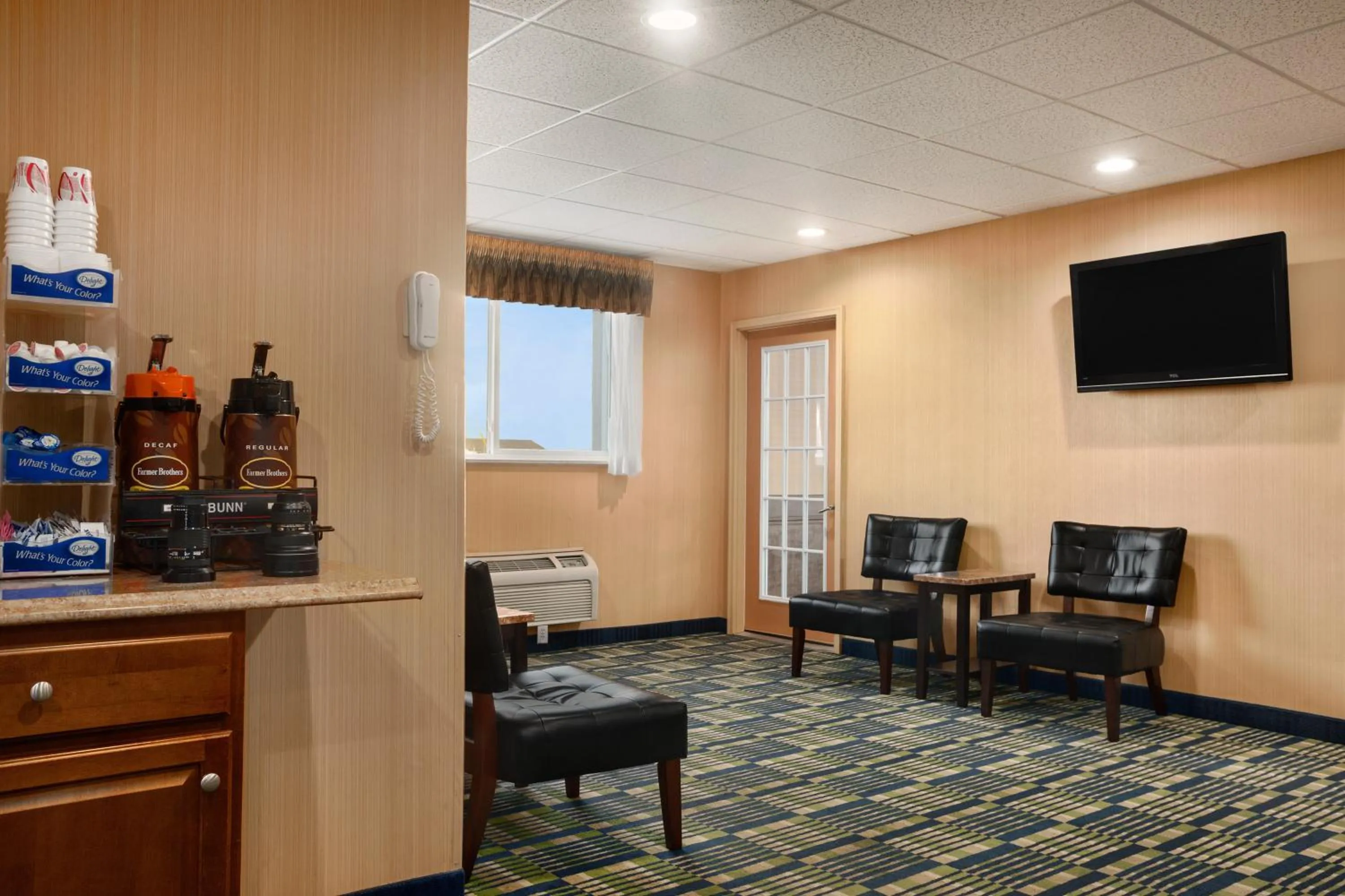 Communal lounge/ TV room in FairBridge Inn Express Buffalo Airport Williamsville