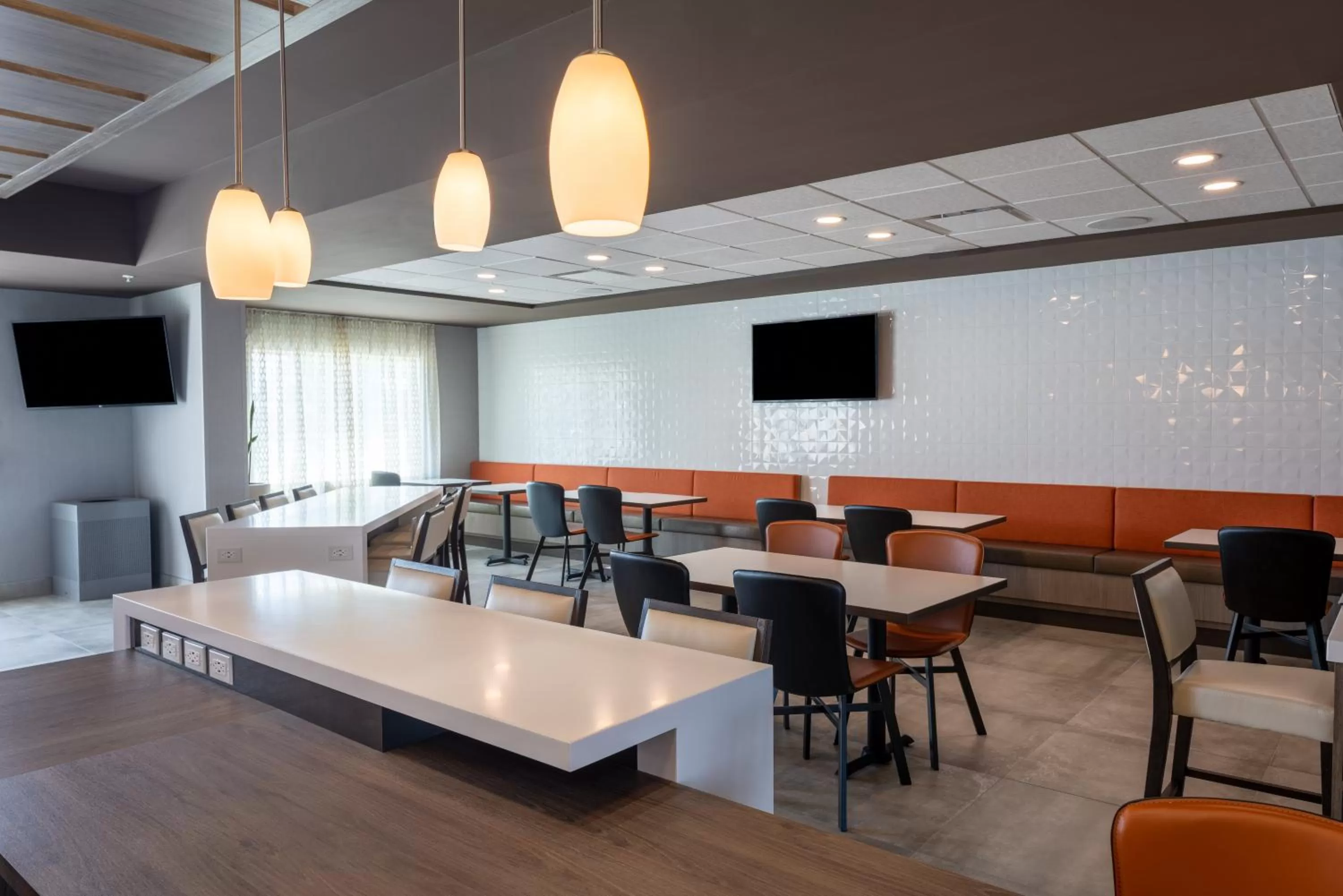 Lounge or bar in Wingate by Wyndham Kanata West Ottawa