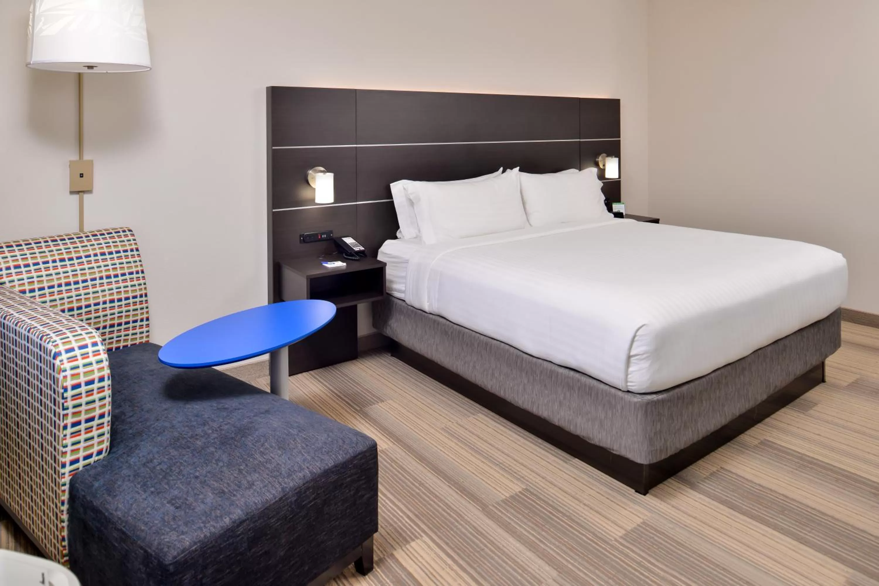 Photo of the whole room, Bed in Holiday Inn Express & Suites - Kansas City - Lee's Summit by IHG